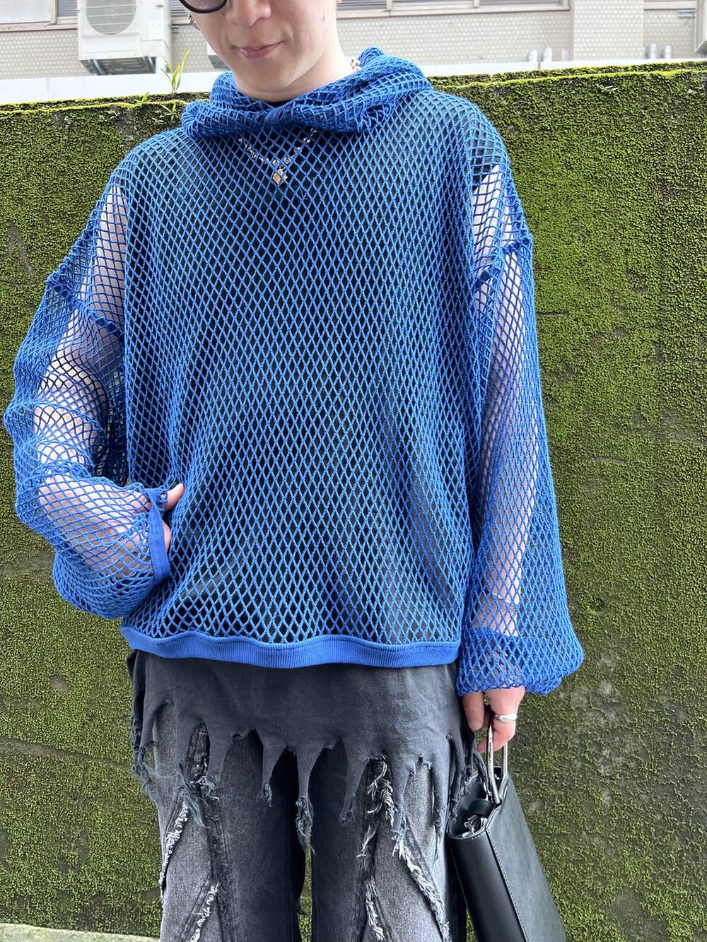 ブラック系のスニーカー、ブラック系のショルダーバッグ、ブラック系のTシャツ/カットソーを着用したメンズの夏コーディネートの5枚目の写真