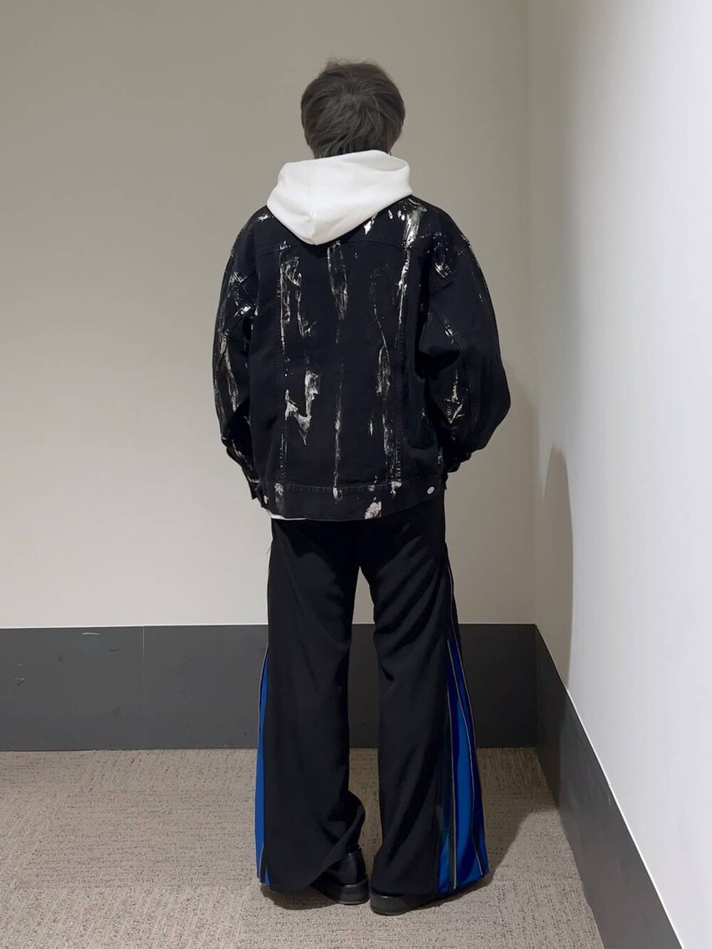 ブラック系のショルダーバッグ、ブラック系のドレスシューズ、ブルー系のスラックスを着用したメンズの冬コーディネートの3枚目の写真