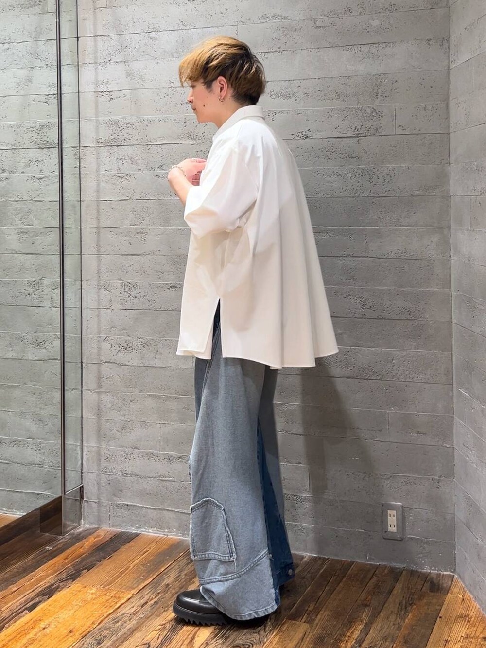 ブラック系のドレスシューズ、ブラック系のTシャツ/カットソー、ホワイト系のシャツ/ブラウスを着用したメンズの夏コーディネートの4枚目の写真