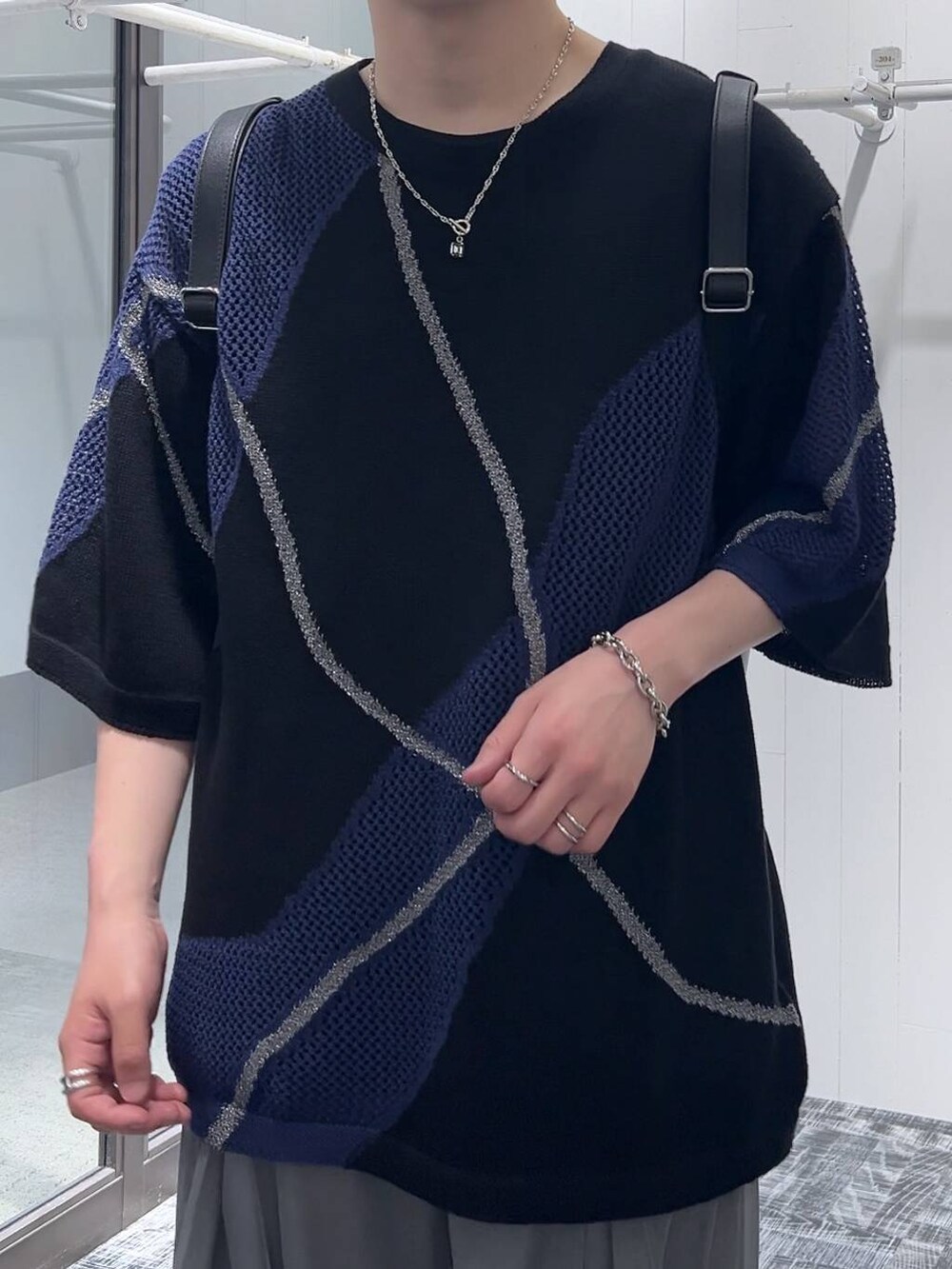 ブラック系のサンダル、グレー系のその他パンツ、ブラック系のショルダーバッグを着用したメンズの夏コーディネートの5枚目の写真