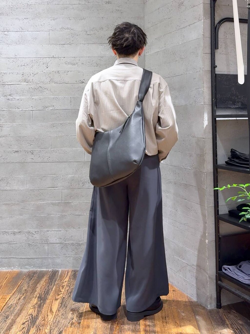 ブラック系のローファー、ブラック系のショルダーバッグ、シルバー系のピアス（片耳用）を着用したメンズの夏コーディネートの3枚目の写真