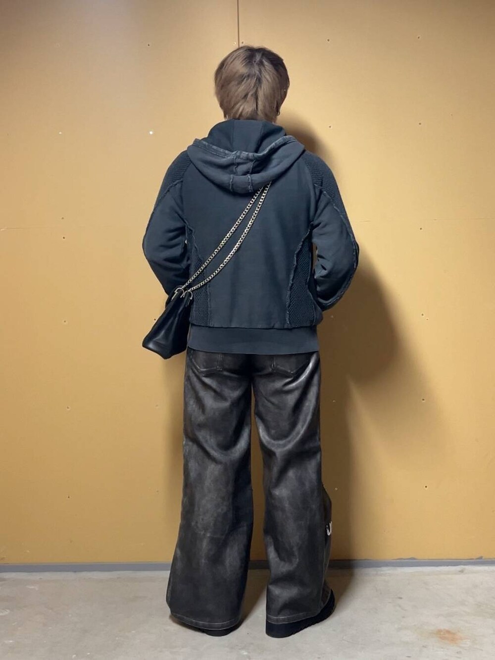 ブラック系のTシャツ/カットソー、ブラック系のドレスシューズ、ブラック系のショルダーバッグを着用したメンズの春コーディネートの3枚目の写真