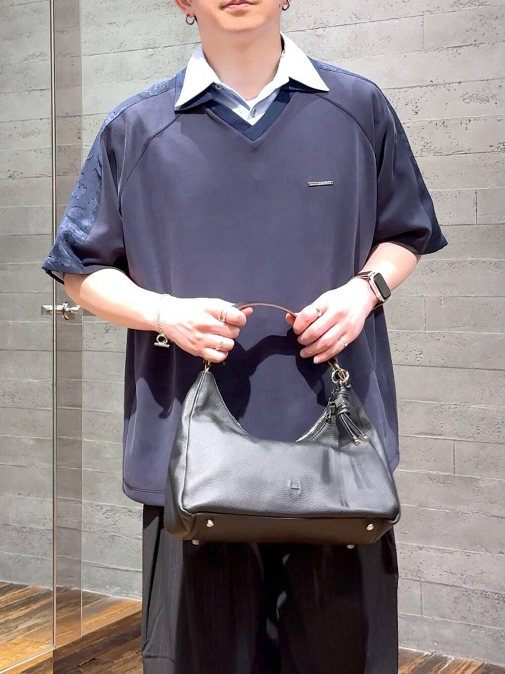 ブラック系のローファー、その他のスラックス、ブルー系のシャツ/ブラウスを着用したメンズの春コーディネートの5枚目の写真