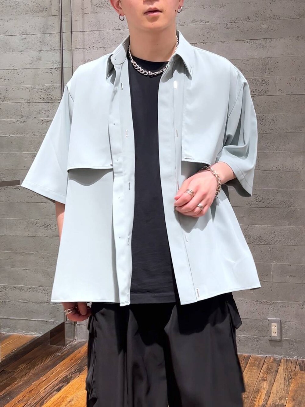 ブラック系のカーゴパンツ、グリーン系のシャツ/ブラウス、ブラック系のTシャツ/カットソーを着用したメンズの夏コーディネートの5枚目の写真