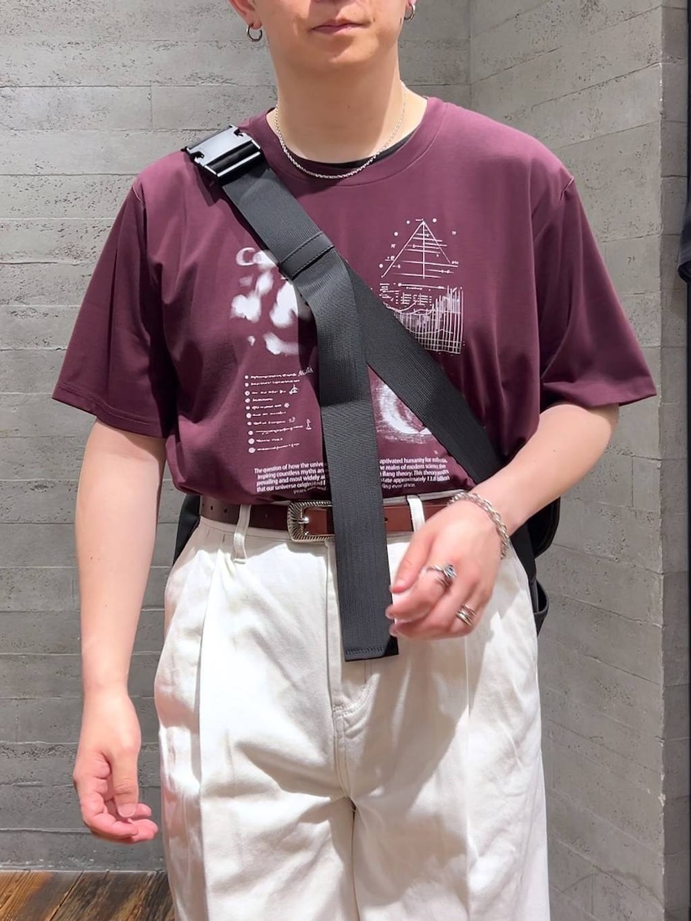 「低身長、きれいめ、モード、オーバーサイズ、HARE、夏コーデ、デニムパンツ、Tシャツ、ベルト」|「HAREのステンレスブレスレット(HARE)(ブレスレット、シルバー系)」を使った、HARE もりたいさん(メンズ・168cm)の夏コーディネートの5枚目の写真