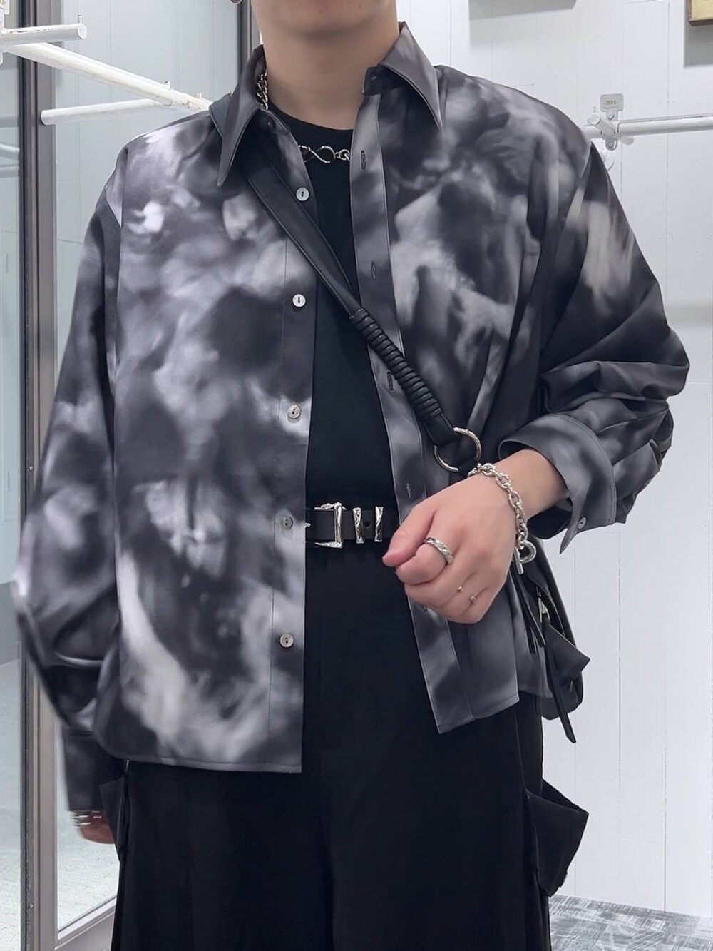 ブラック系のTシャツ/カットソー、ブラック系のショルダーバッグ、ブラック系のカーゴパンツを着用したメンズの夏コーディネートの6枚目の写真