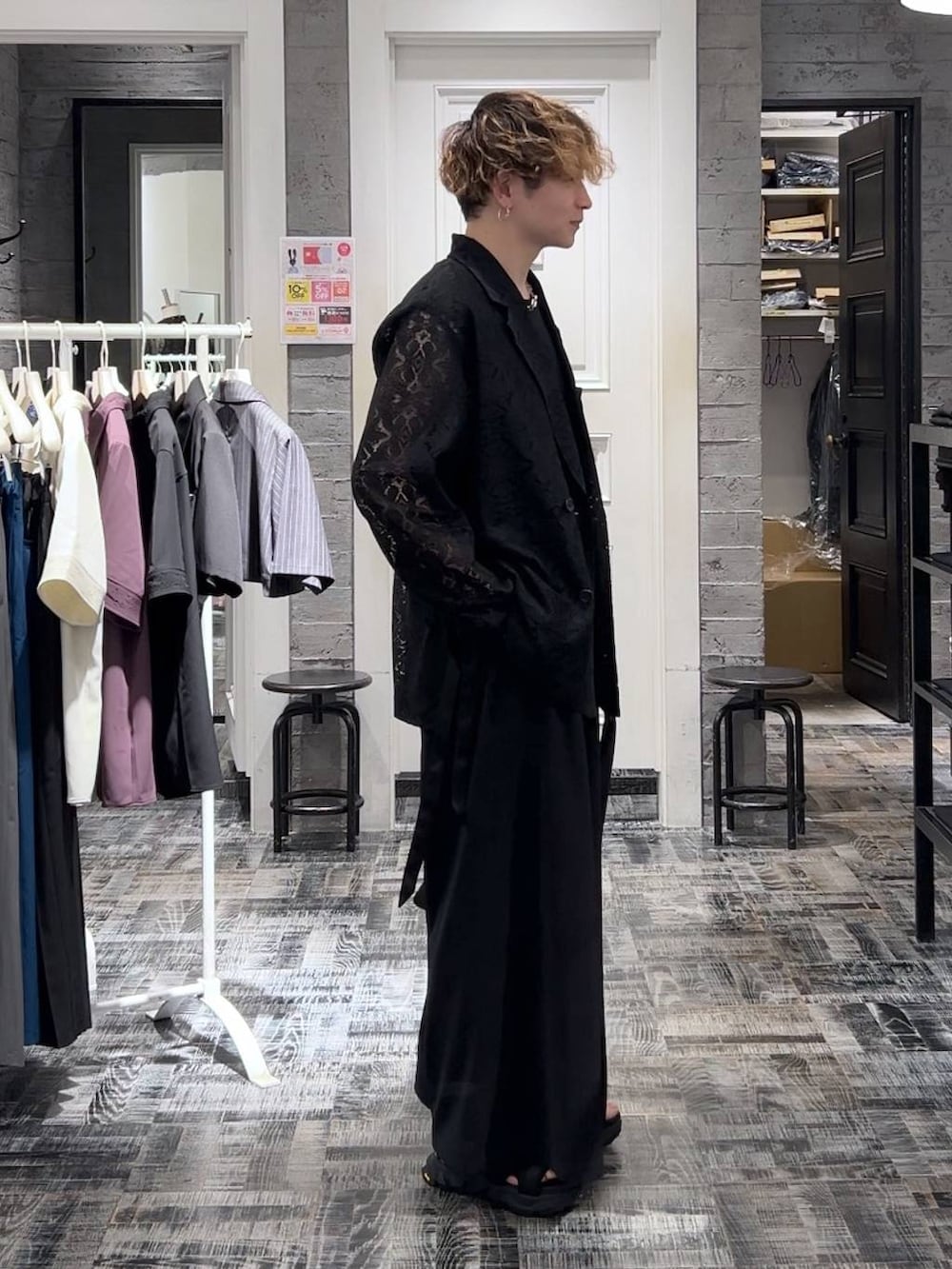 ブラック系のサンダル、グレー系のTシャツ/カットソー、ブラック系のスラックスを着用したメンズの夏コーディネートの3枚目の写真
