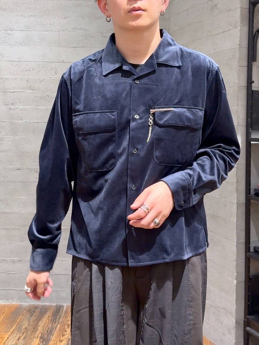 ブラック系のローファー、ブルー系のシャツ/ブラウス、シルバー系のピアス（片耳用）を着用したメンズの秋コーディネートの5枚目の写真