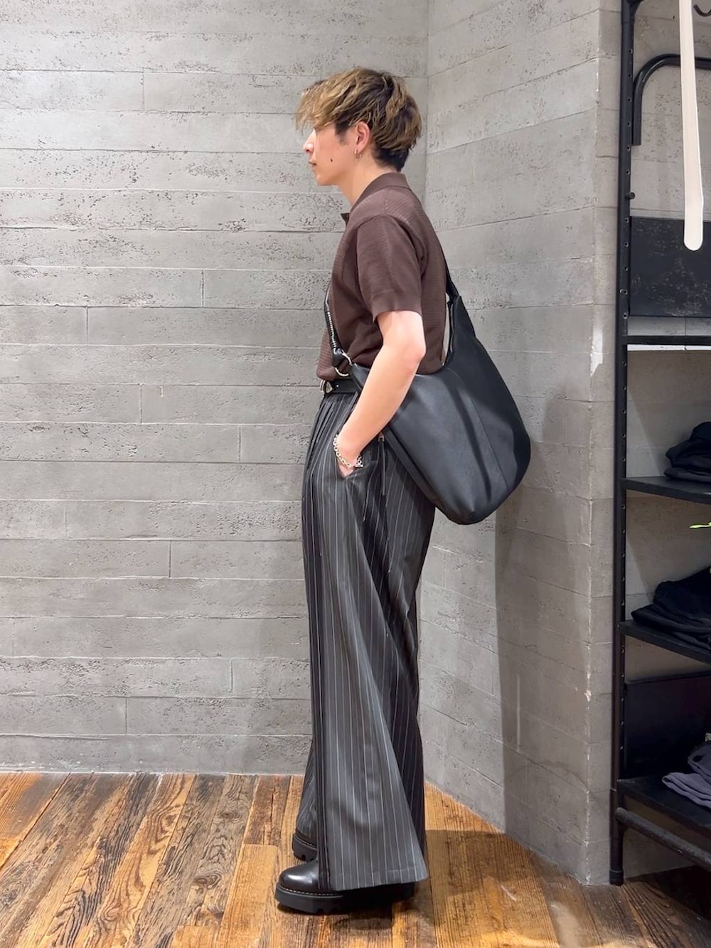 ブラック系のその他パンツ、ブラック系のショルダーバッグ、ブラウン系のポロシャツを着用したメンズの夏コーディネートの4枚目の写真