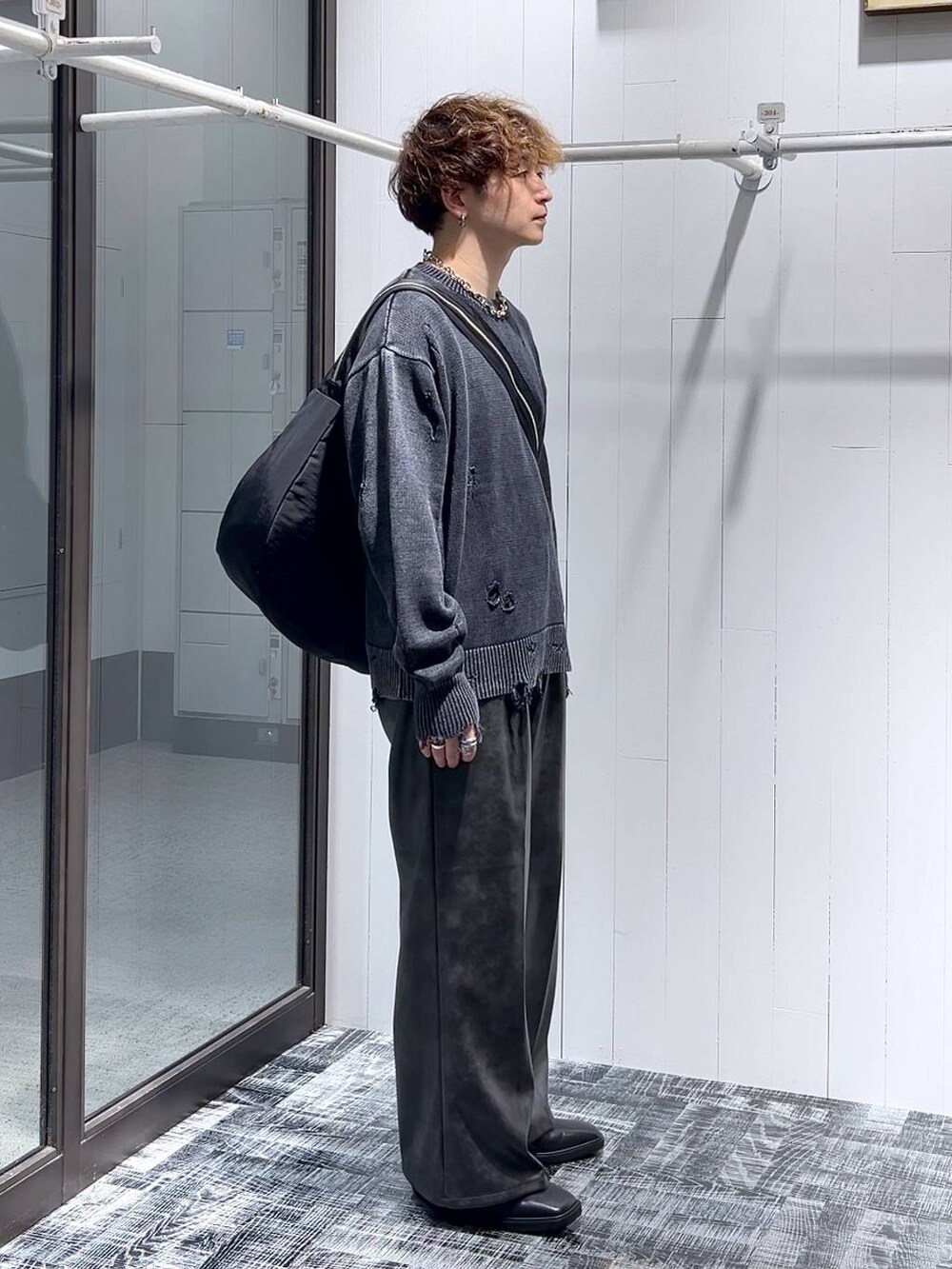 ブラック系のその他パンツ、ブラック系のブーツ、ブラック系のニット/セーターを着用したメンズの秋コーディネートの2枚目の写真