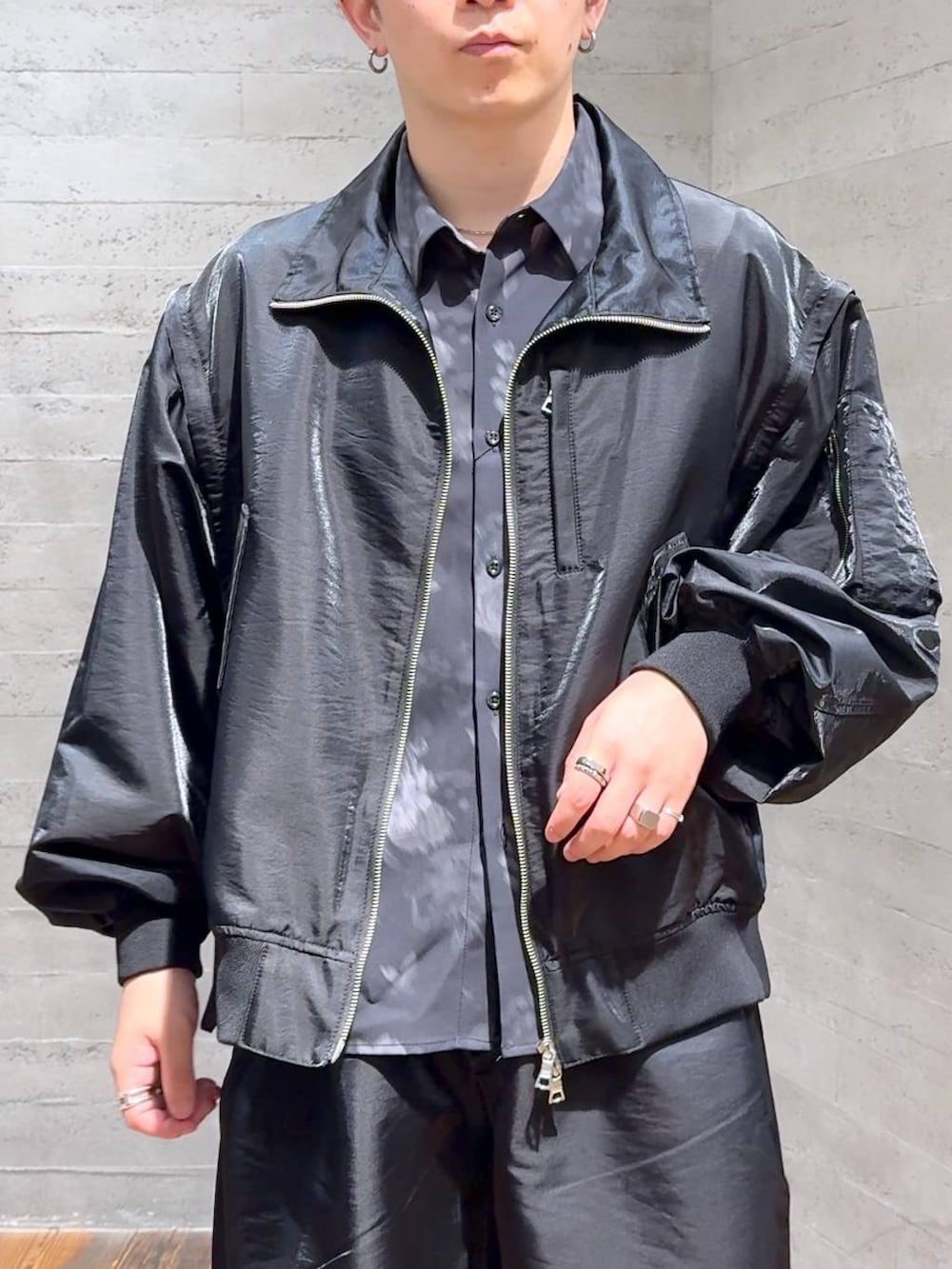 ブラック系のシャツ/ブラウス、ブラック系のその他パンツ、ブラック系のドレスシューズを着用したメンズの秋コーディネートの5枚目の写真