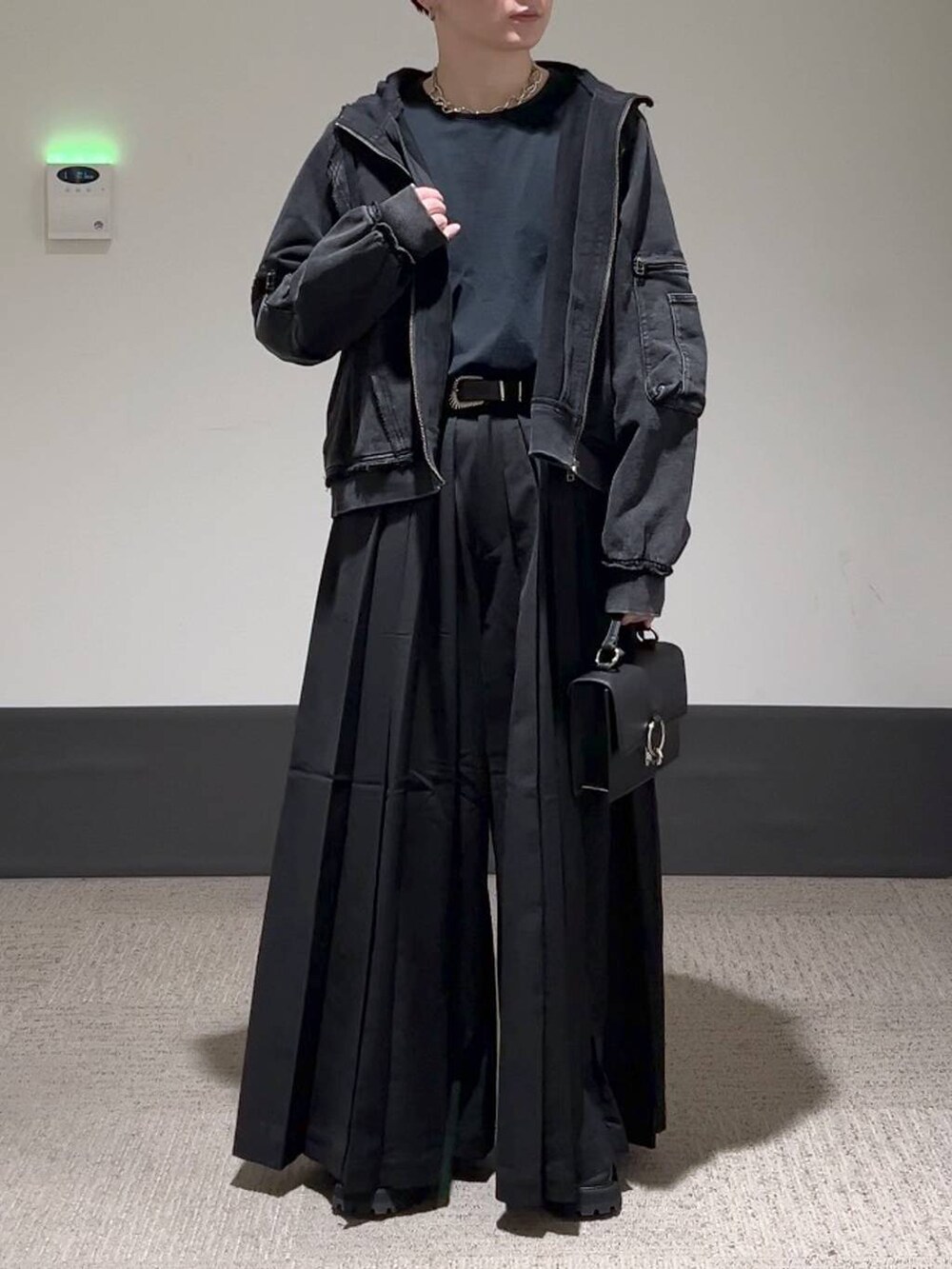 ブラック系のその他パンツ、ブラック系のパーカー、ブラック系のショルダーバッグを着用したメンズの夏コーディネートの2枚目の写真