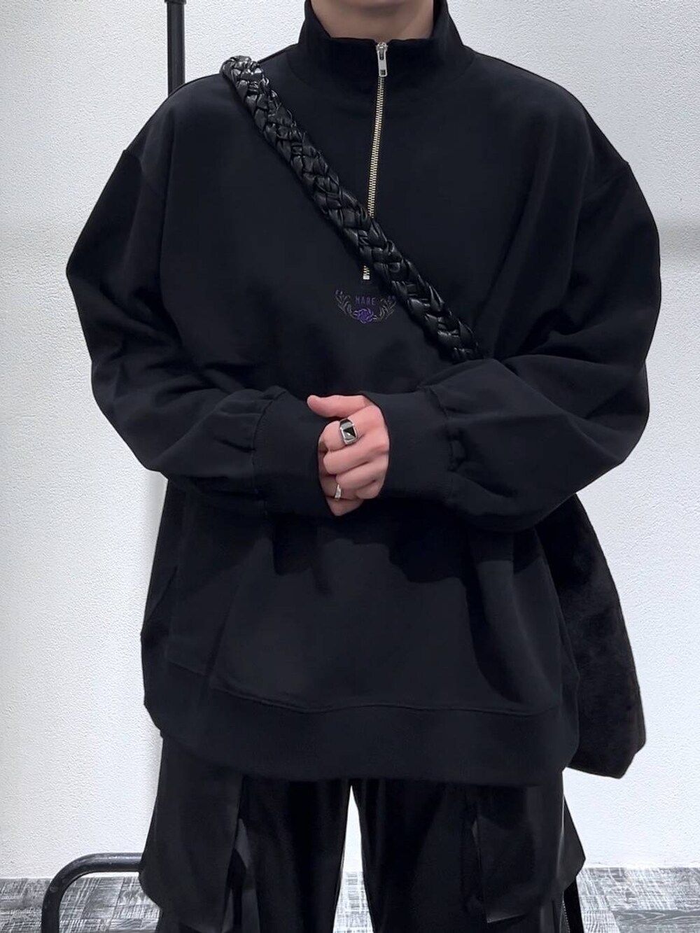 ブラック系のドレスシューズ、ブラック系のスウェット、ブラック系のショルダーバッグを着用したメンズの冬コーディネートの5枚目の写真