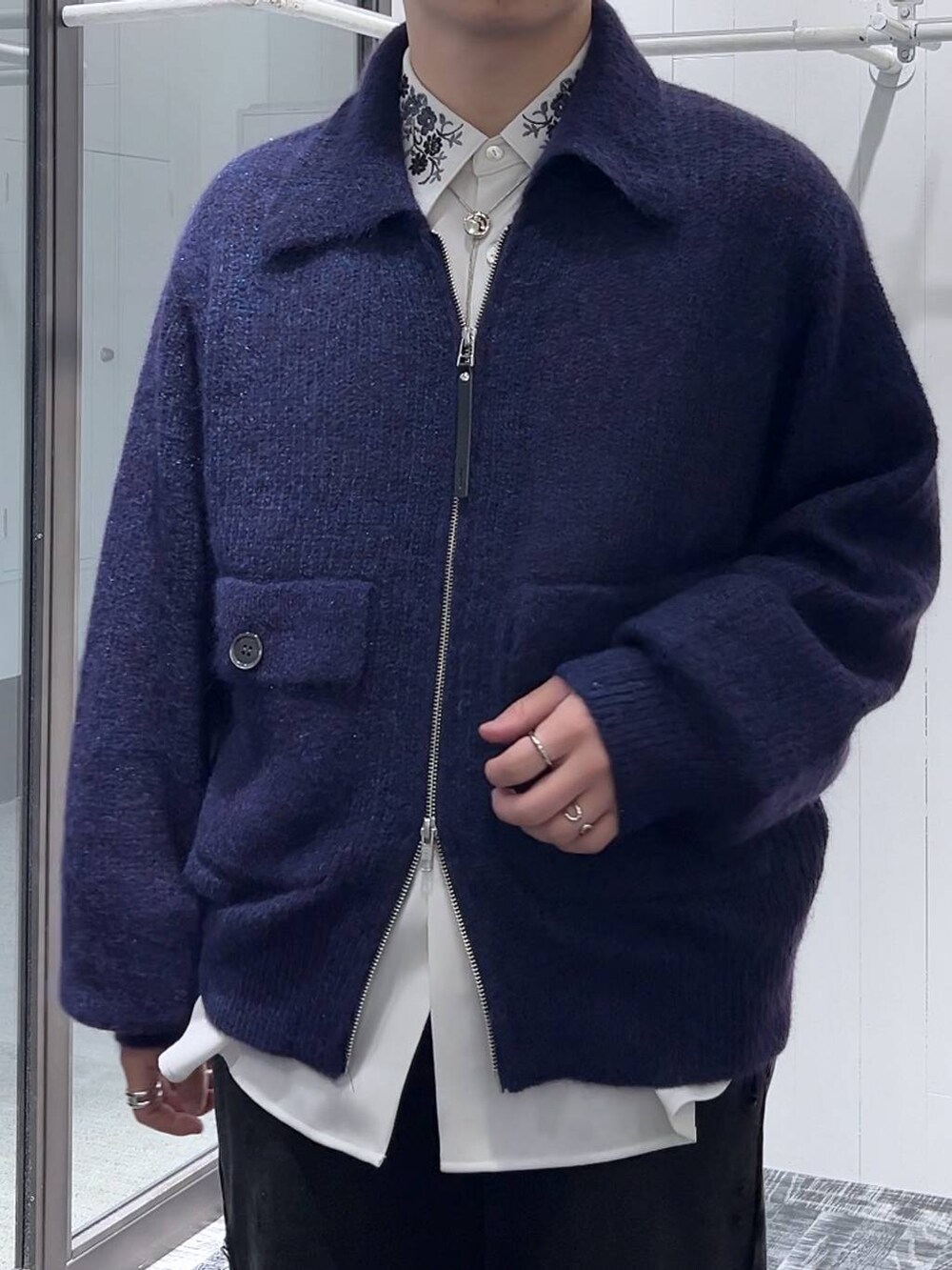 「低身長、きれいめ、モード、オーバーサイズ、HARE、シャツ、ニット、セールコーデ、スウェットパンツ」｜「HAREの【SET UP対応】TOROMIシシュウシャツ(HARE)（シャツ/ブラウス、ホワイト系）」を使った、HARE     もりたいさん（メンズ・168cm）の秋コーディネートの5枚目の写真