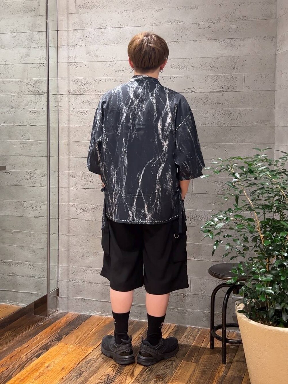ブラック系のTシャツ/カットソー、ブラック系のカーゴパンツ、グレー系のシャツ/ブラウスを着用したメンズの夏コーディネートの3枚目の写真