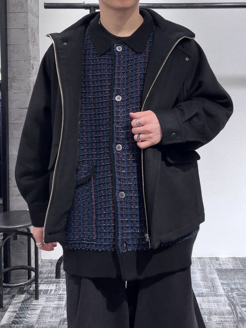 ブルー系のカーディガン/ボレロ、ブラック系のブルゾン、ブラック系のドレスシューズを着用したメンズの冬コーディネートの5枚目の写真