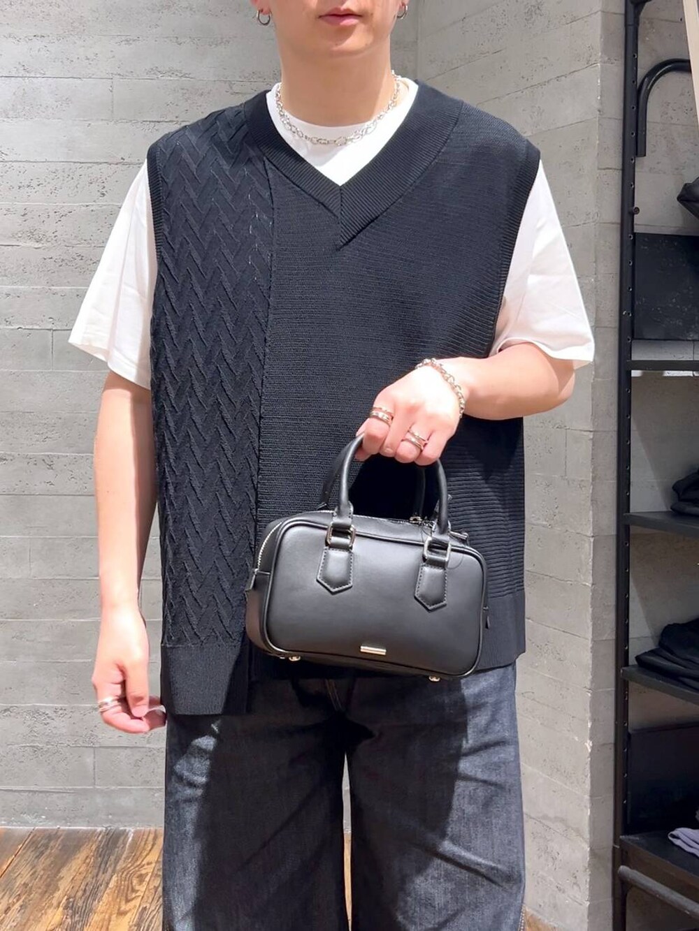 ブルー系のデニムパンツ、ブラック系のローファー、ブラック系のボストンバッグを着用したメンズの夏コーディネートの5枚目の写真