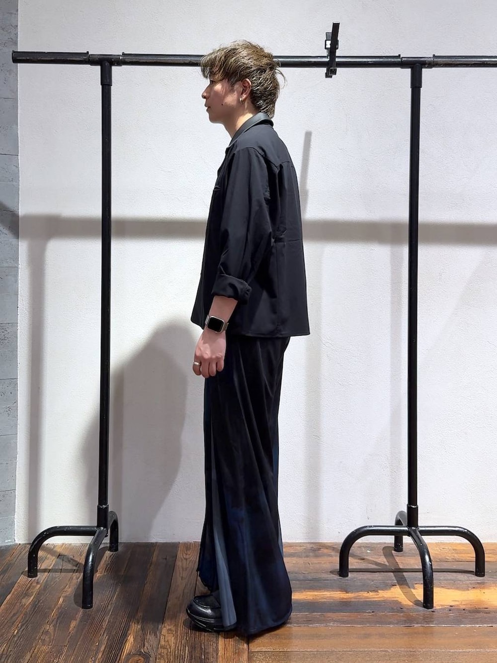 ブラック系のシャツ/ブラウス、ブラック系のTシャツ/カットソー、ブラック系のスニーカーを着用したメンズの秋コーディネートの4枚目の写真