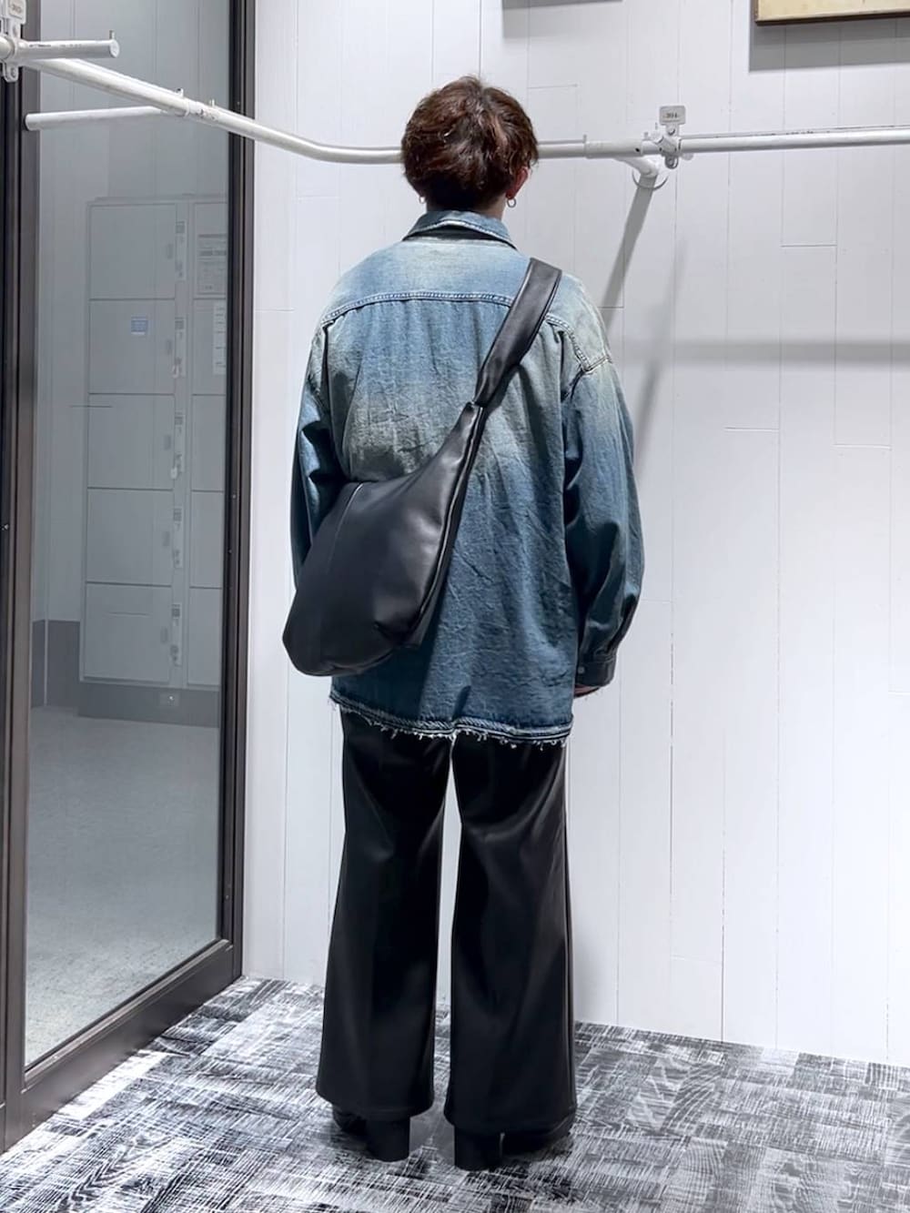 ブラック系のその他パンツ、ブラック系のブーツ、ブラック系のTシャツ/カットソーを着用したメンズの秋コーディネートの3枚目の写真