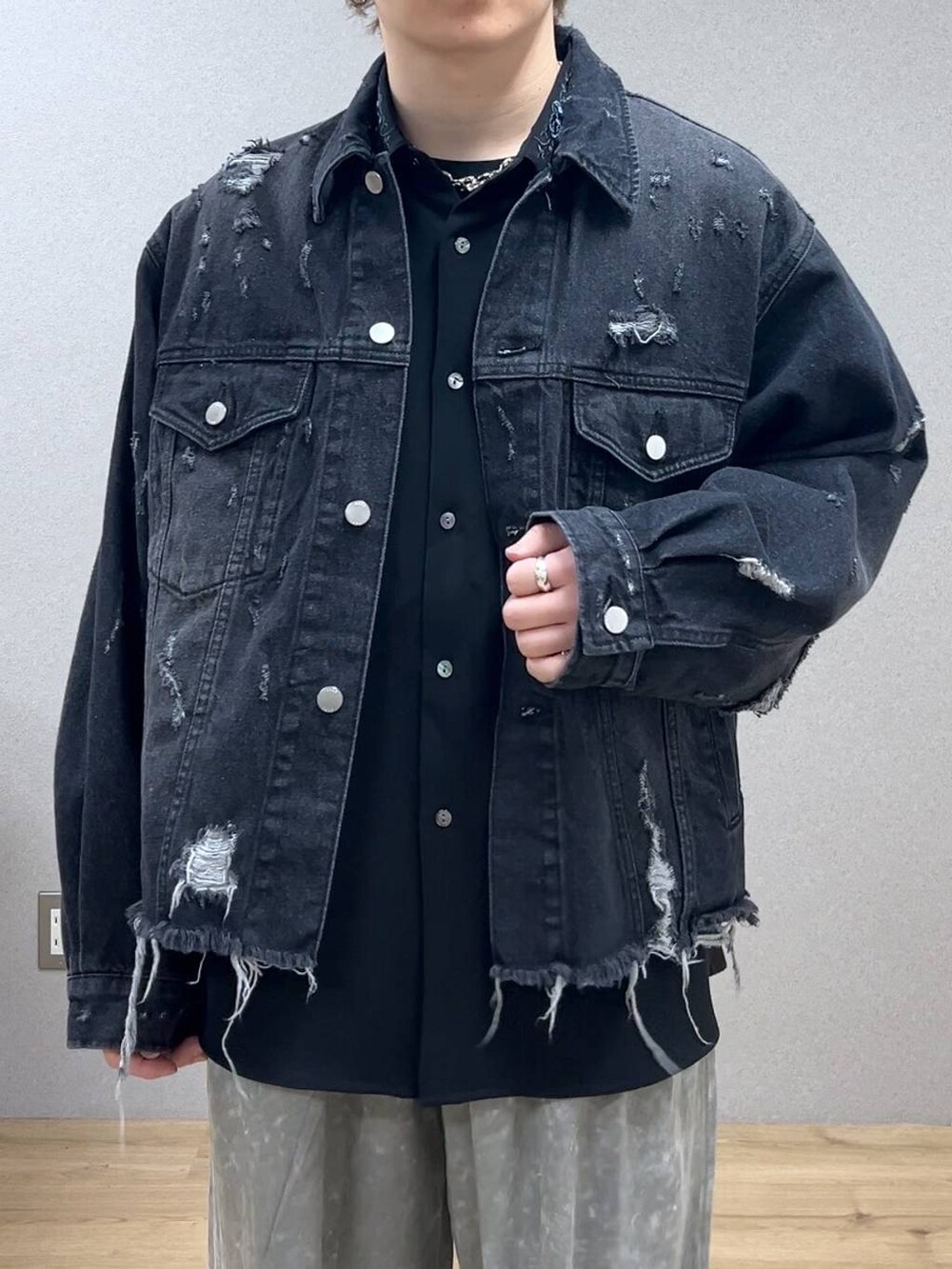 ブラック系のシャツ/ブラウス、ブラック系のドレスシューズ、ブラック系のデニムジャケットを着用したメンズの冬コーディネートの5枚目の写真