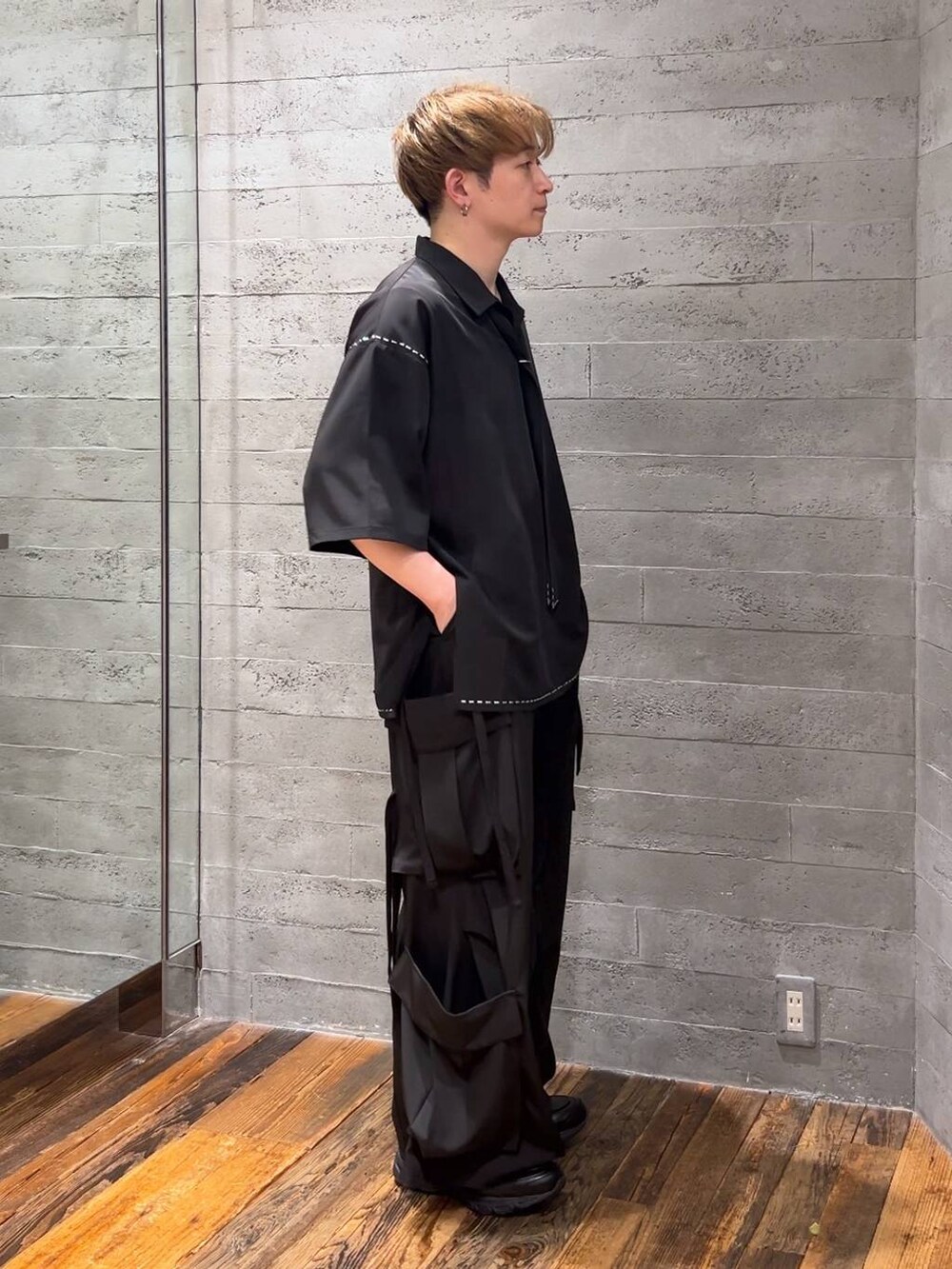 ブラック系のカーゴパンツ、ブラック系のシャツ/ブラウス、ブラック系のローファーを着用したメンズの夏コーディネートの4枚目の写真