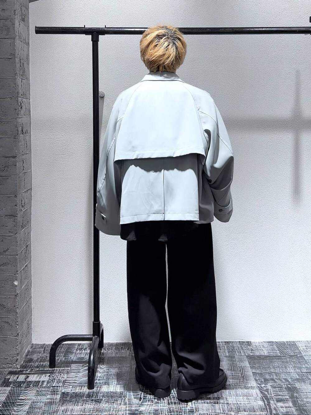 ブラック系のドレスシューズ、グリーン系のブルゾン、ブラック系のスラックスを着用したメンズの冬コーディネートの4枚目の写真