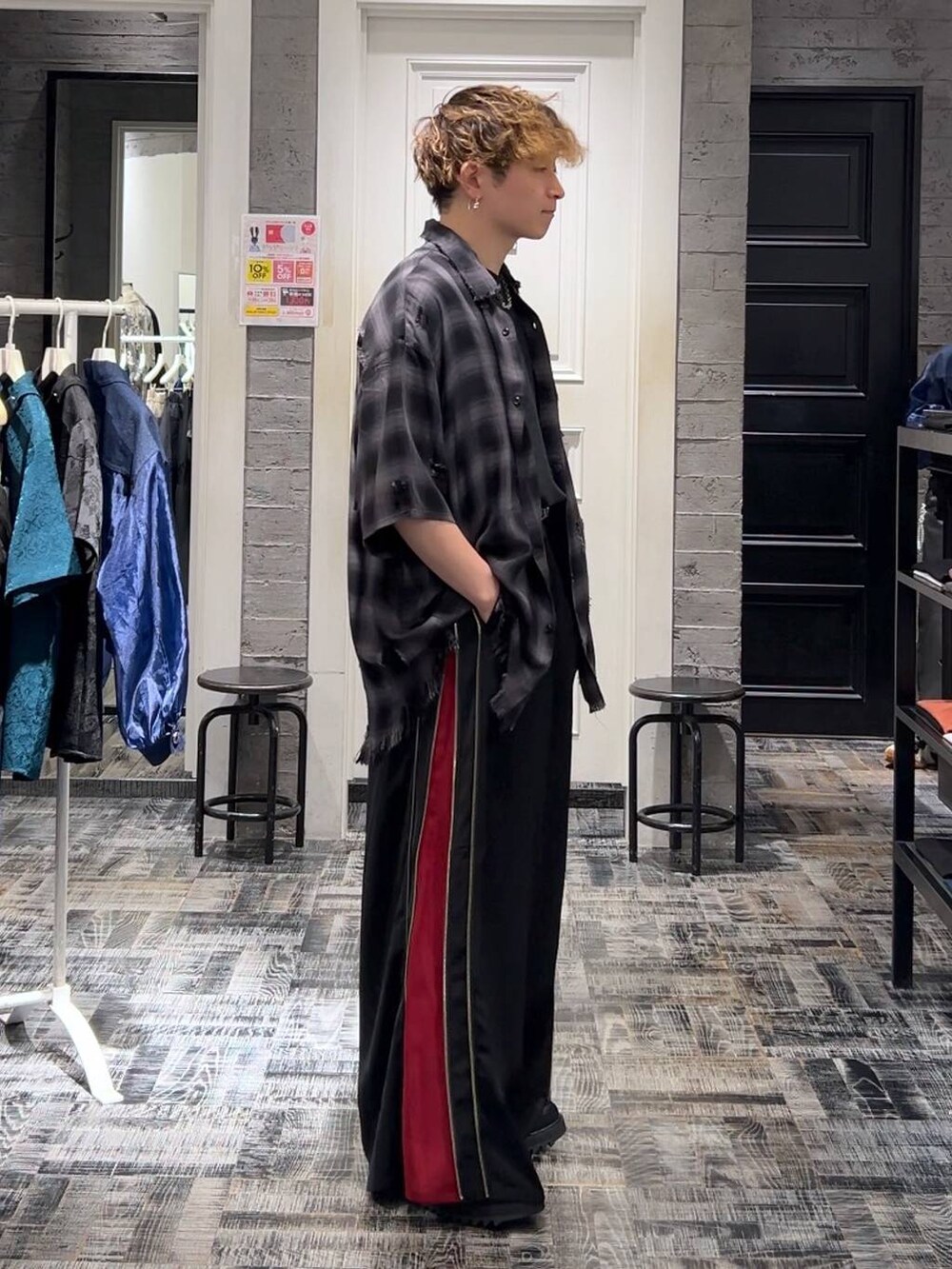 レッド系のその他パンツ、ブラック系のドレスシューズ、グレー系のTシャツ/カットソーを着用したメンズの夏コーディネートの2枚目の写真