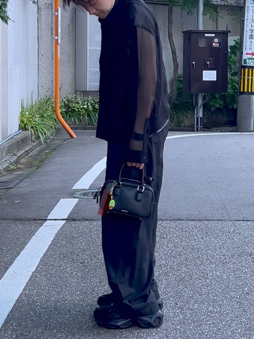 ブラック系のボストンバッグ、ブラック系のスニーカーを着用したメンズの秋コーディネートの5枚目の写真