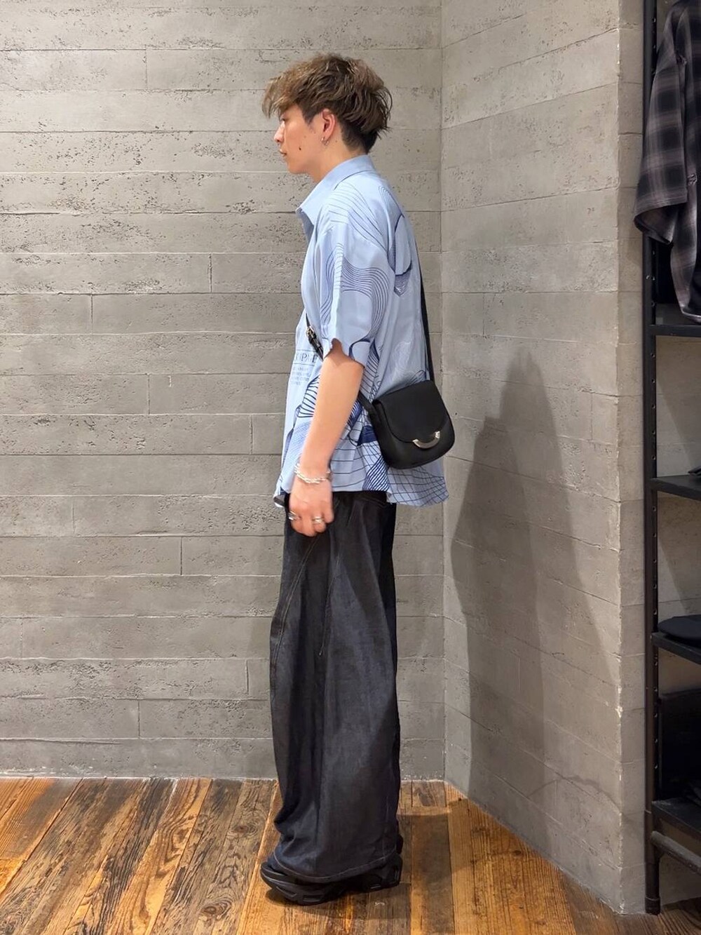 「夏コーデ、カジュアル、低身長、きれいめ、モード、オーバーサイズ、HARE、デニムパンツ、シャツ」|「HAREの100625ステンレスブレスレット(HARE)(ブレスレット、シルバー系)」を使った、HARE もりたいさん(メンズ・168cm)の夏コーディネートの4枚目の写真