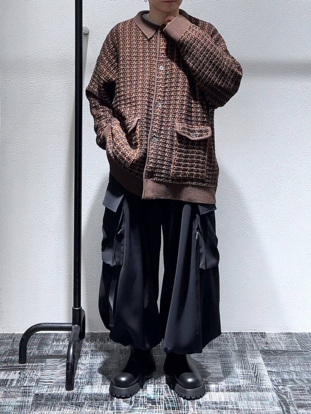 オレンジ系のカーディガン/ボレロ、グレー系のスウェット、ブラック系のブーツを着用したメンズの冬コーディネートの3枚目の写真