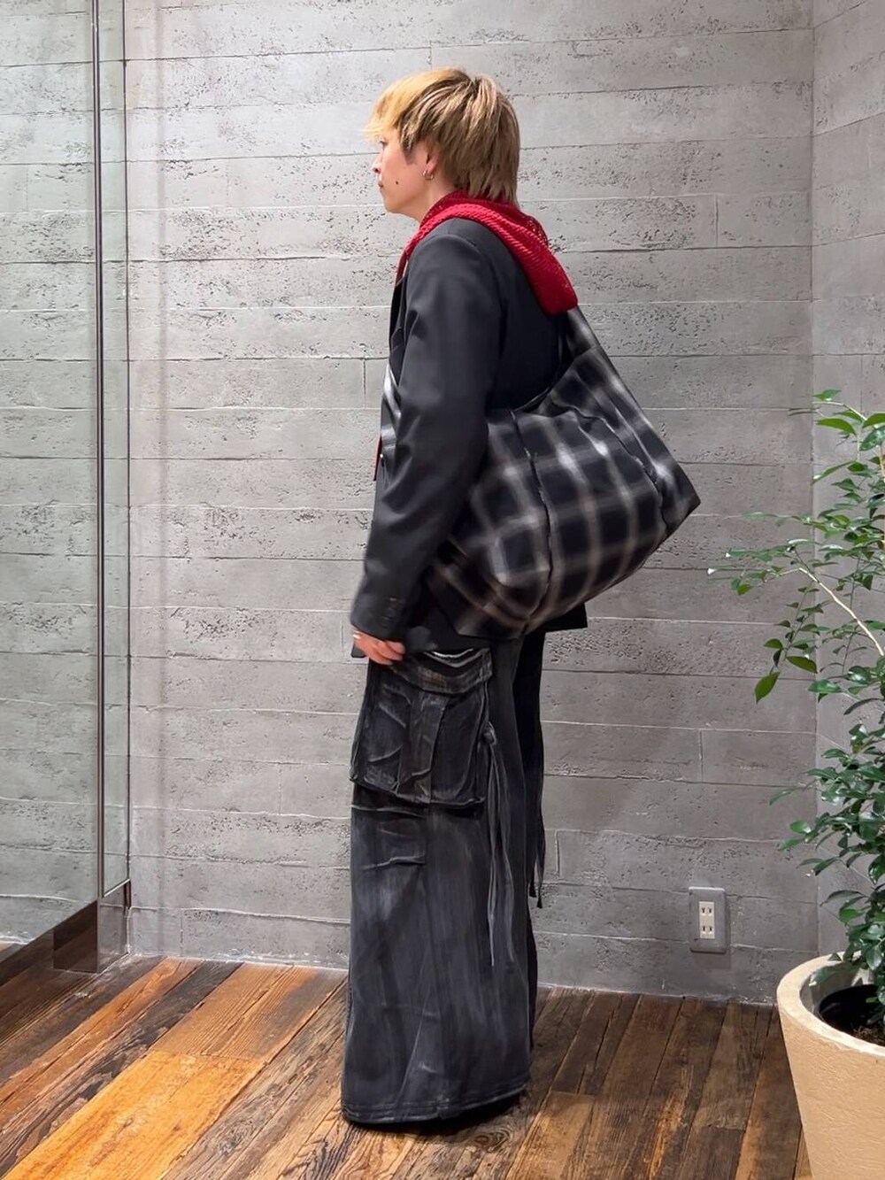 ブラック系のTシャツ/カットソー、ブラック系のテーラードジャケット、ブラック系のドレスシューズを着用したメンズの春コーディネートの4枚目の写真