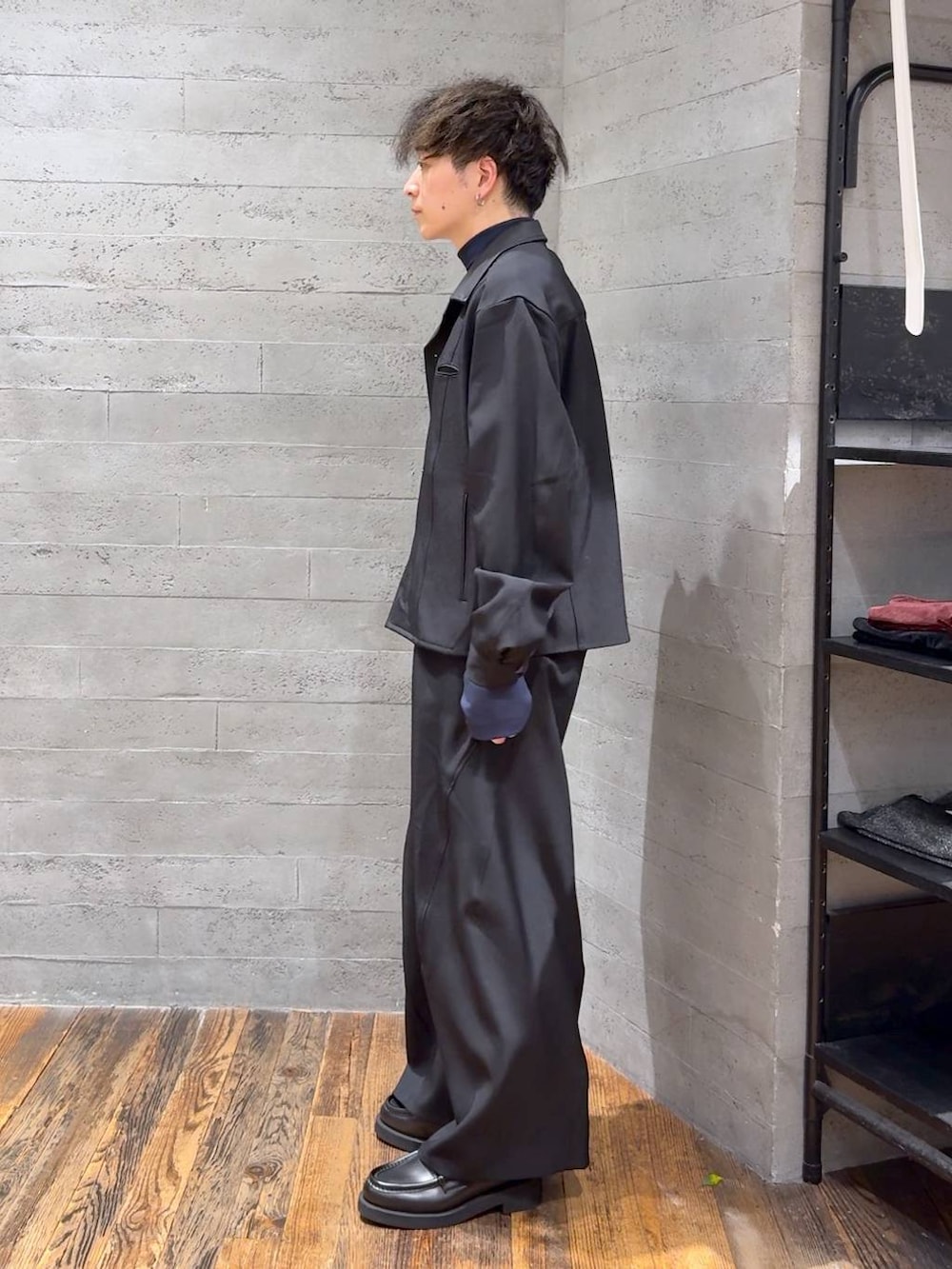 ブラック系のローファー、ブラック系のスラックス、ブラック系のシャツ/ブラウスを着用したメンズの秋コーディネートの4枚目の写真