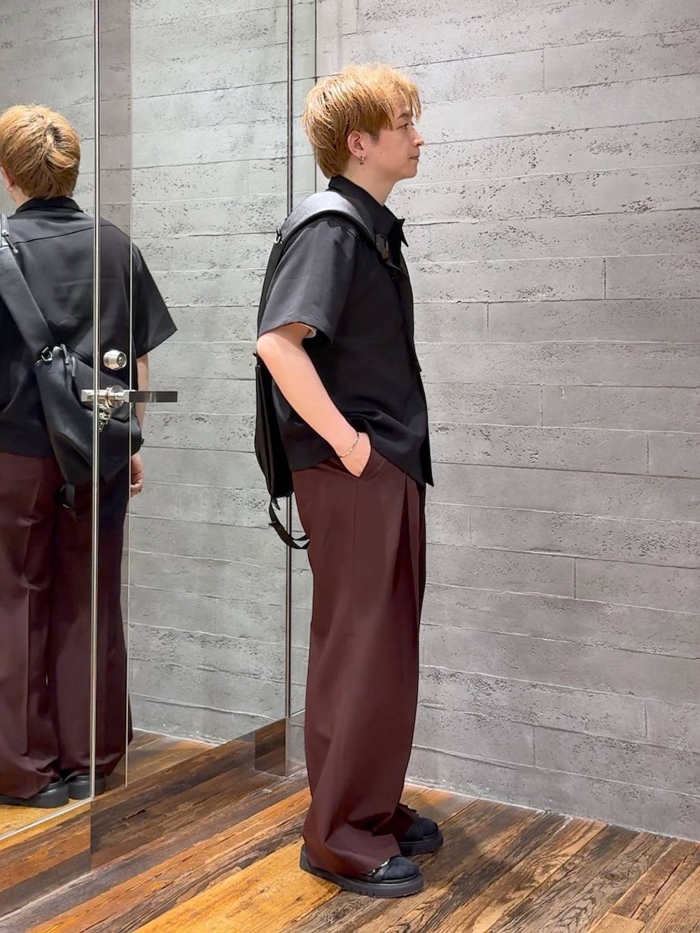 ブラック系のシャツ/ブラウス、ブラック系のサンダル、ブラック系のショルダーバッグを着用したメンズの夏コーディネートの2枚目の写真