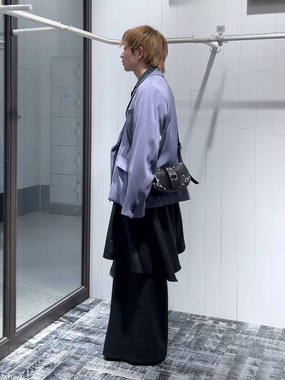 「シャツ、低身長、きれいめ、モード、オーバーサイズ、HARE、ワイドパンツ、ジャケット、ショルダーバッグ」|「HAREのステンレスサークルピアス(HARE)(ピアス(片耳用)、シルバー系)」を使った、HARE もりたいさん(メンズ・168cm)の冬コーディネートの4枚目の写真