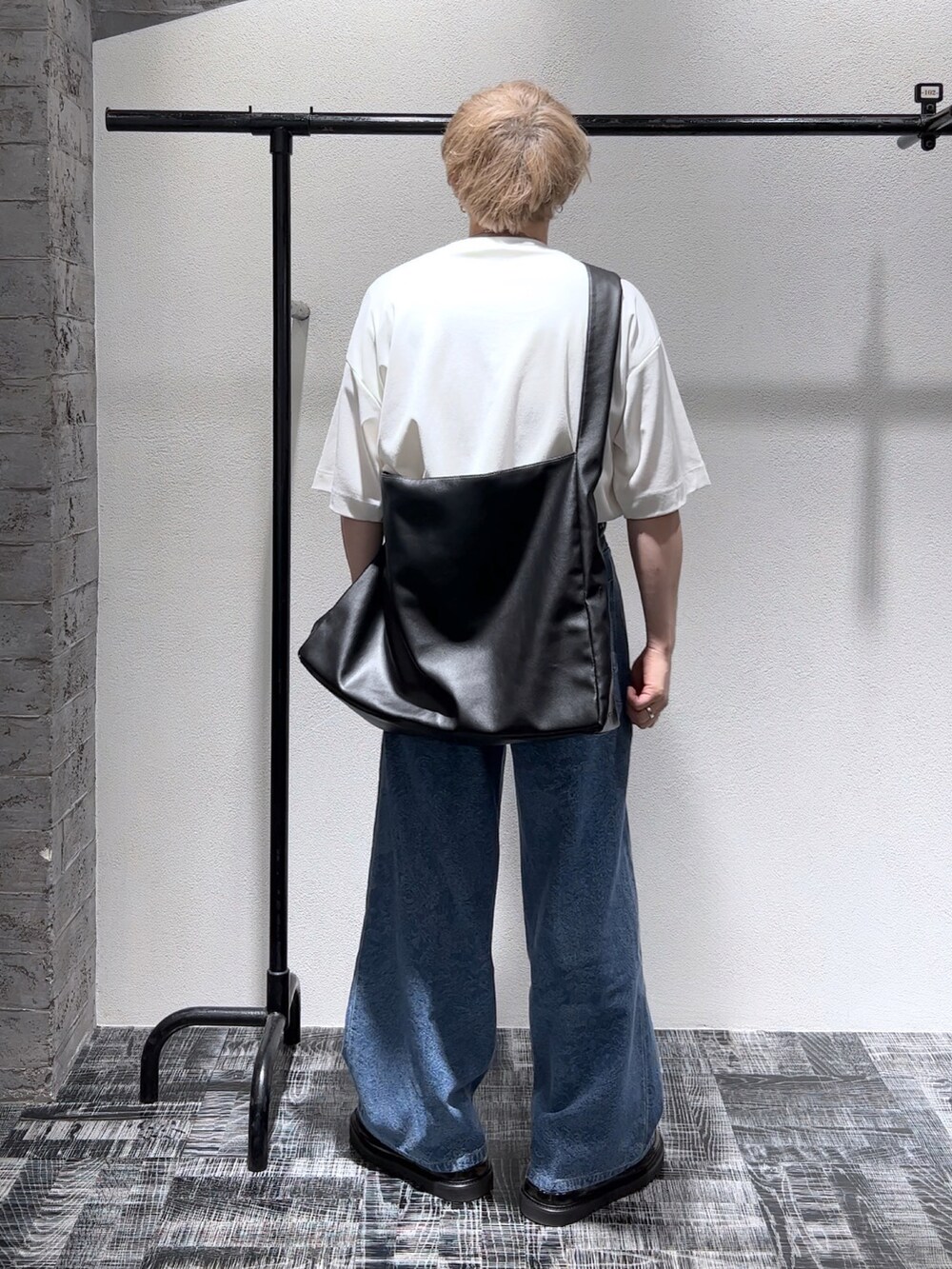 ホワイト系のTシャツ/カットソー、ブルー系のデニムパンツ、ブラック系のショルダーバッグを着用したメンズの夏コーディネートの4枚目の写真