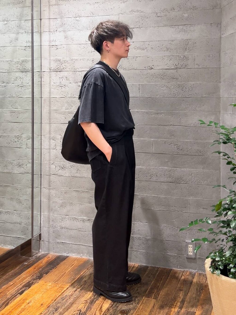 ブラック系のTシャツ/カットソー、ブラック系のスニーカー、ブラック系のデニムパンツを着用したメンズの夏コーディネートの2枚目の写真