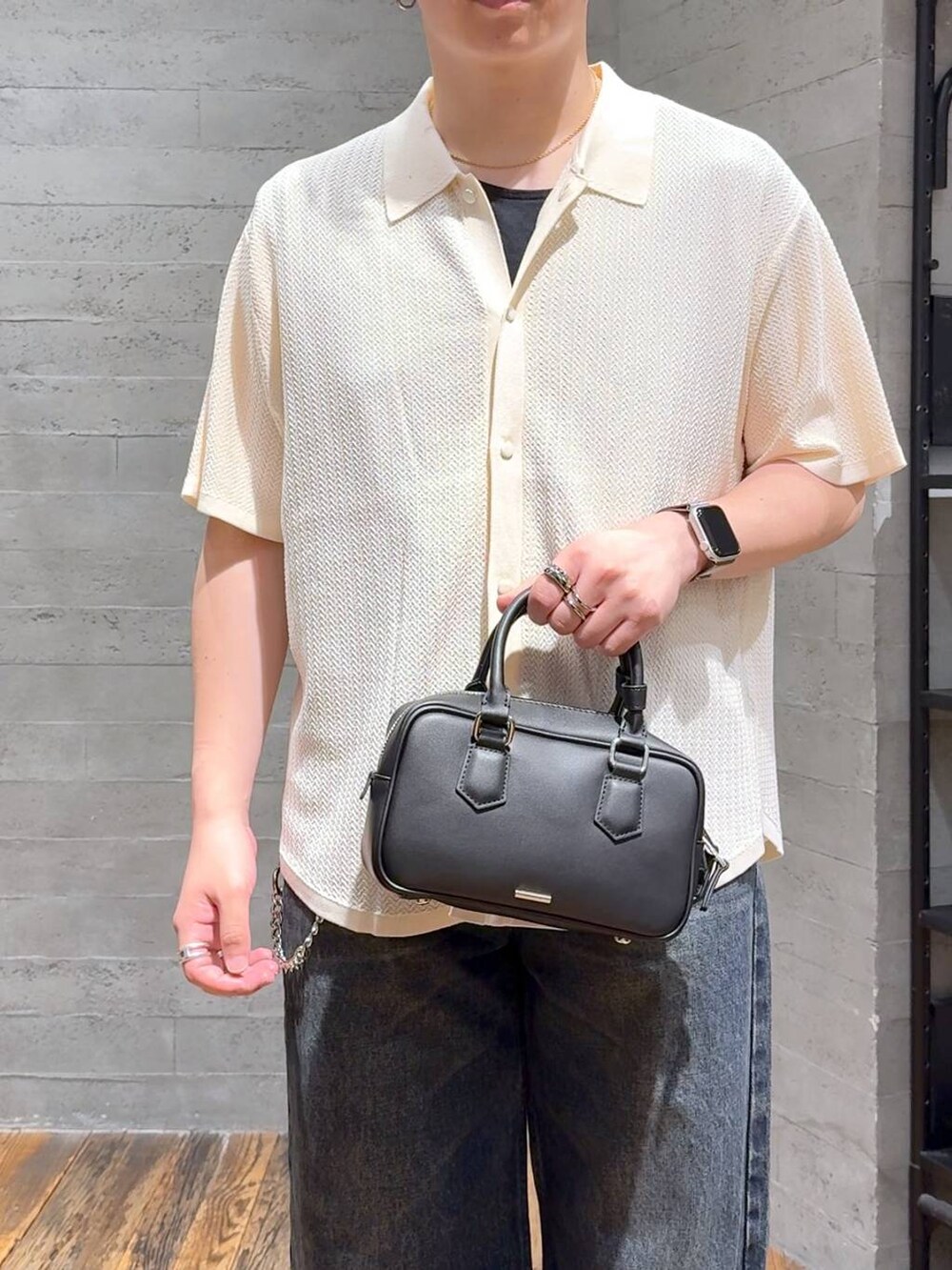 ホワイト系のシャツ/ブラウス、ブラック系のローファー、ブラック系のボストンバッグを着用したメンズの夏コーディネートの5枚目の写真