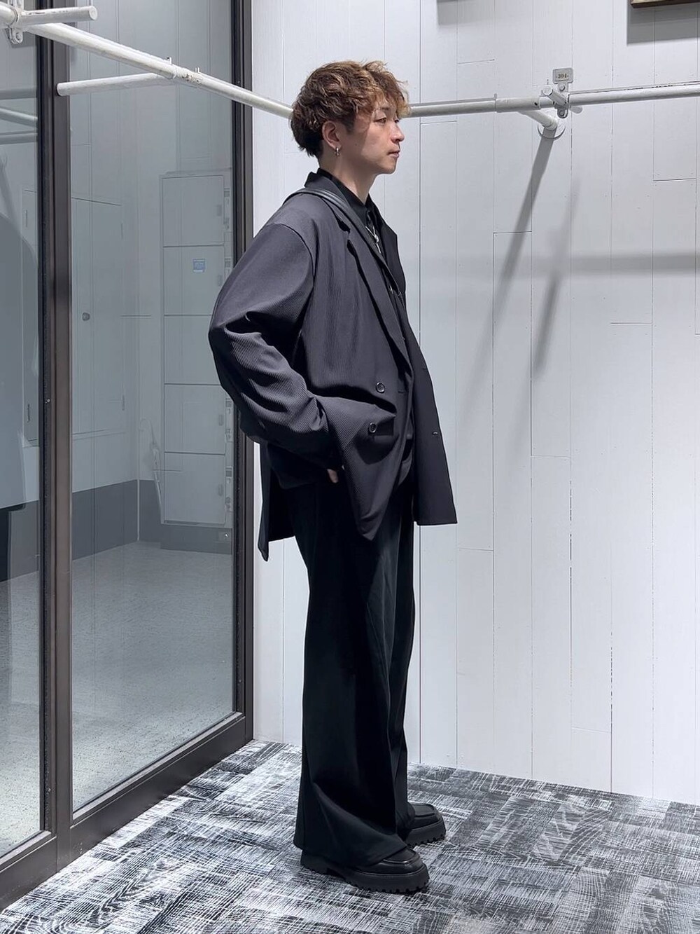 ブラック系のシャツ/ブラウス、ブラック系のショルダーバッグ、ブラック系のその他パンツを着用したメンズの秋コーディネートの3枚目の写真