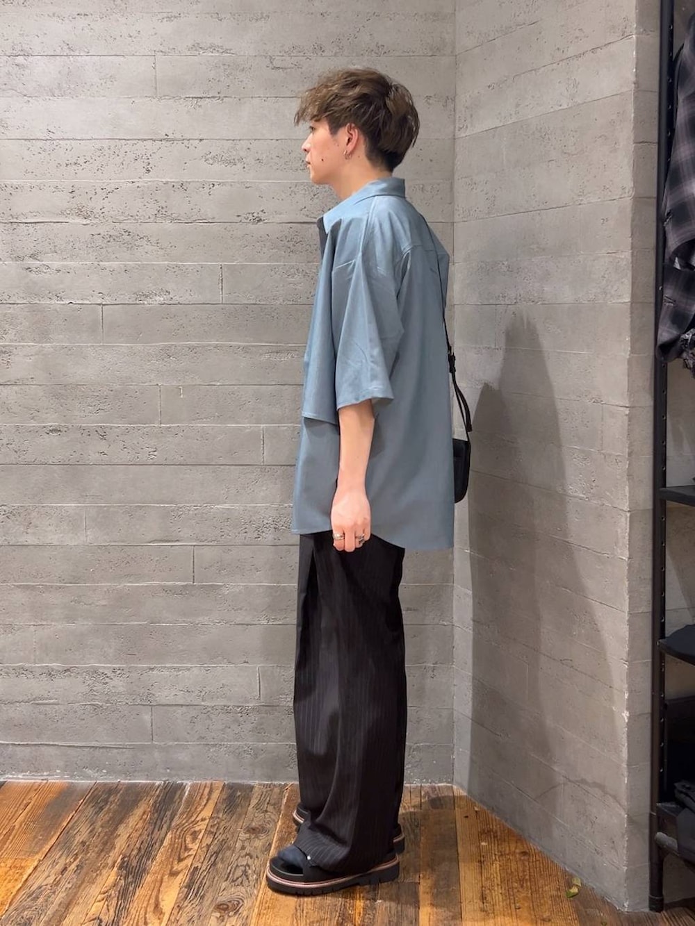 「低身長、きれいめ、モード、オーバーサイズ、HARE、ワイドパンツ、シャツ、夏コーデ、ベーシック/シンプル」｜「HAREのウェスタンバックルベルト(HARE)（ベルト、ブラック系）」を使った、HARE     もりたいさん（メンズ・168cm）の夏コーディネートの4枚目の写真