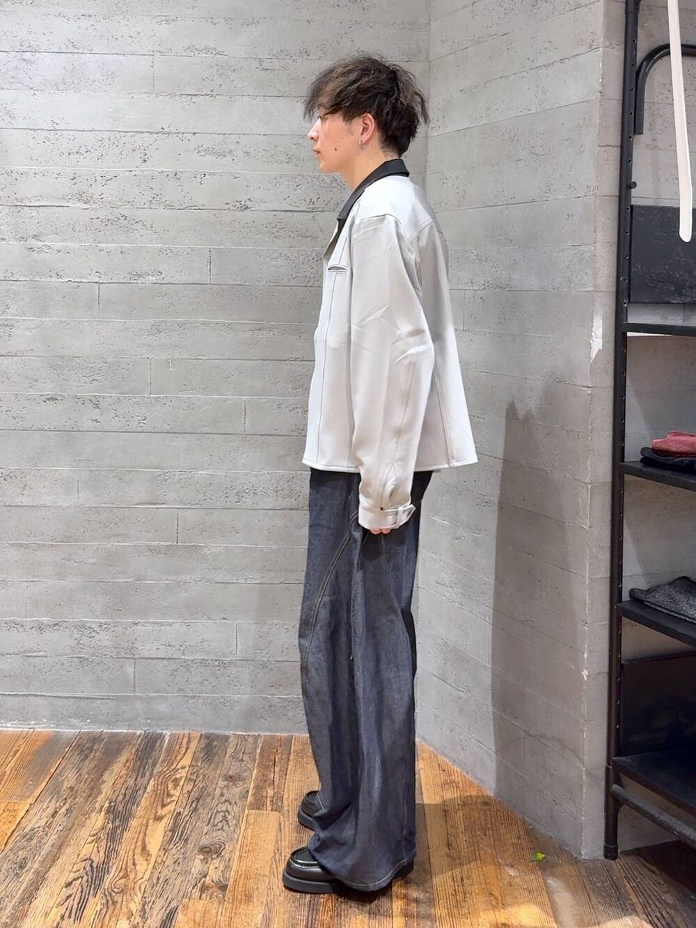 ブルー系のデニムパンツ、ブラック系のローファー、ホワイト系のTシャツ/カットソーを着用したメンズの秋コーディネートの4枚目の写真