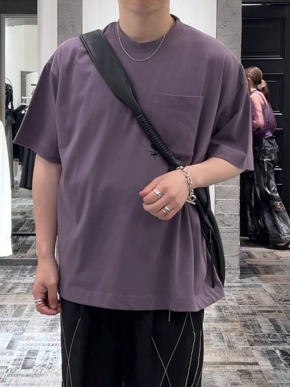 パープル系のTシャツ/カットソー、ブラック系のショルダーバッグ、ブラック系のドレスシューズを着用したメンズの夏コーディネートの5枚目の写真