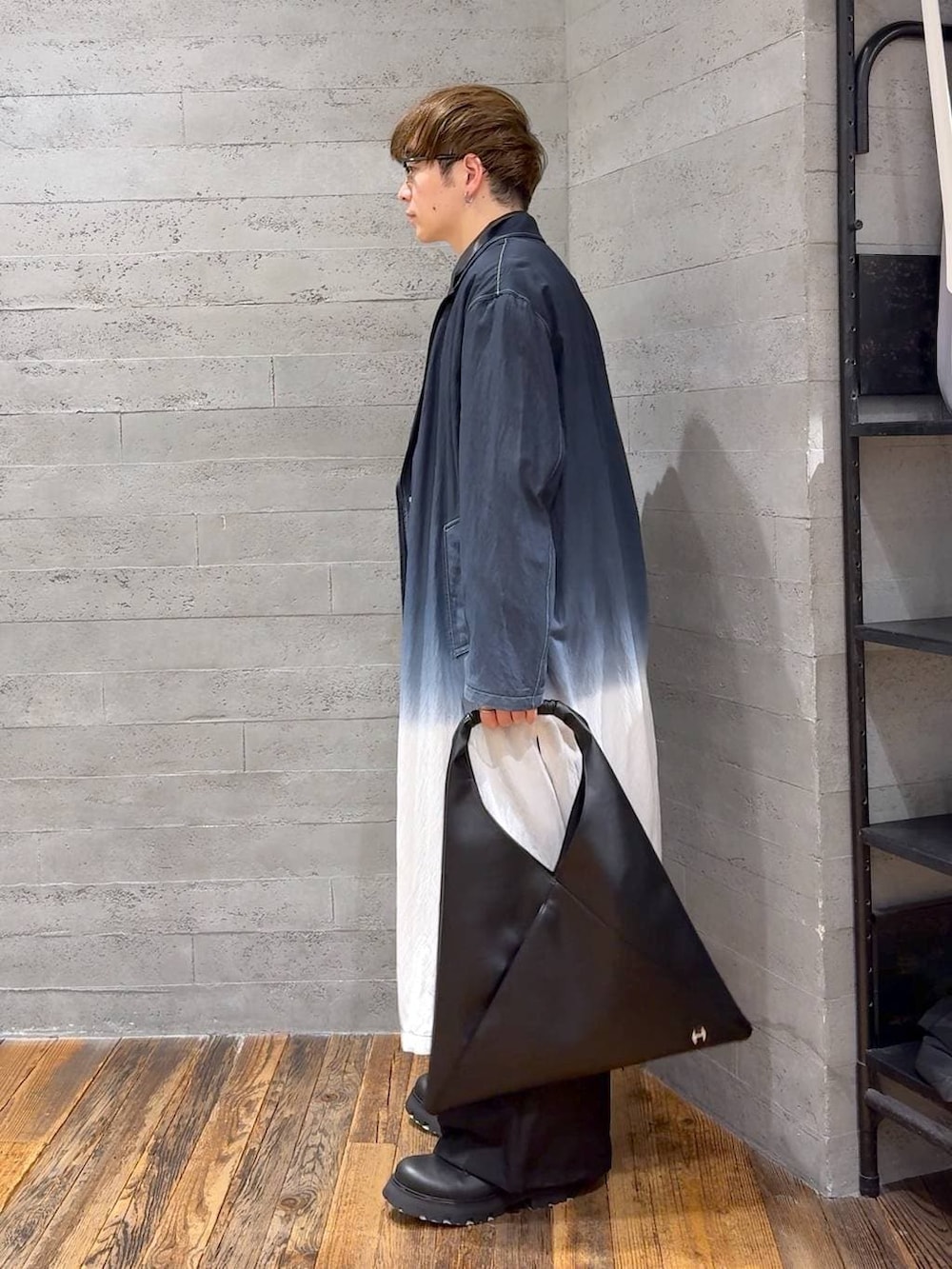 ブラック系のドレスシューズ、ブラック系のトレンチコート、ブラック系のサロペット/オーバーオールを着用したメンズの春コーディネートの4枚目の写真