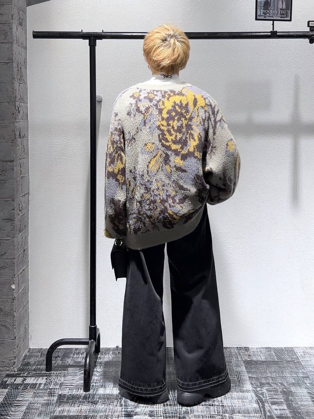 ブラック系のショルダーバッグ、グレー系のカーディガン/ボレロ、ブラック系のブーツを着用したメンズの冬コーディネートの4枚目の写真