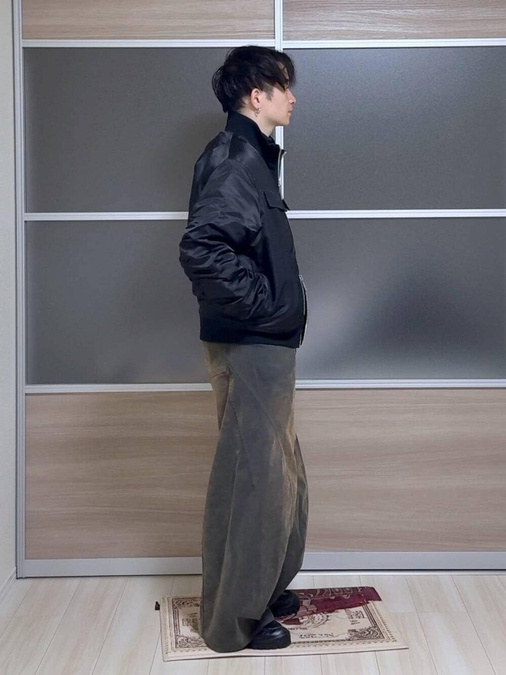 ブルー系のTシャツ/カットソー、グリーン系のデニムパンツ、シルバー系のピアス（片耳用）を着用したメンズの秋コーディネートの4枚目の写真