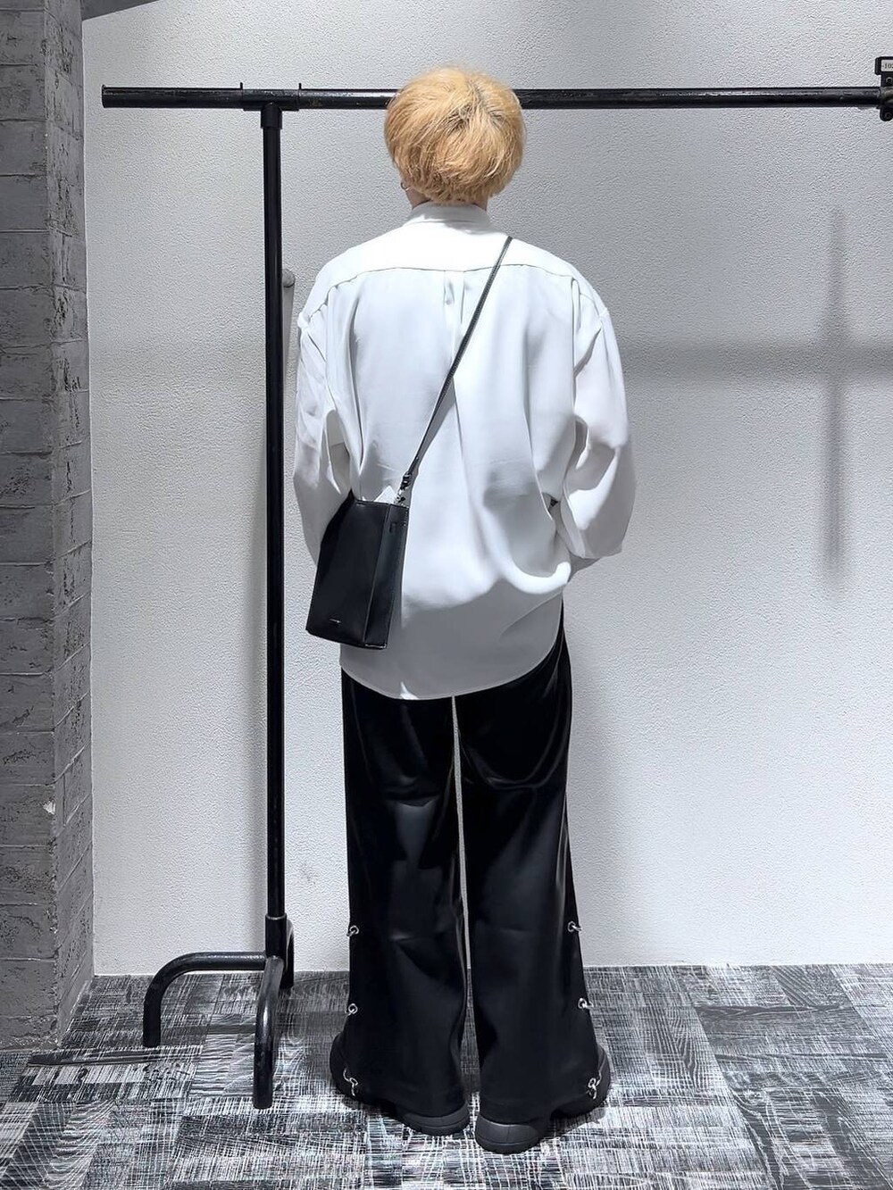 ブラック系のショルダーバッグ、ブラック系のブーツ、ホワイト系のシャツ/ブラウスを着用したメンズの冬コーディネートの3枚目の写真