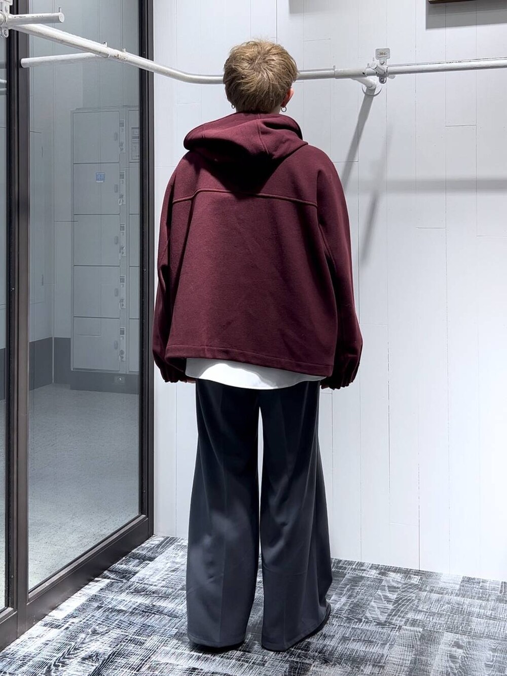 「低身長、きれいめ、モード、オーバーサイズ、HARE、スラックス、ブルゾン、シャツ、ワイドパンツ」｜「HAREの【SET UP対応】TOROMIシシュウシャツ(HARE)（シャツ/ブラウス、ホワイト系）」を使った、HARE     もりたいさん（メンズ・168cm）の秋コーディネートの3枚目の写真