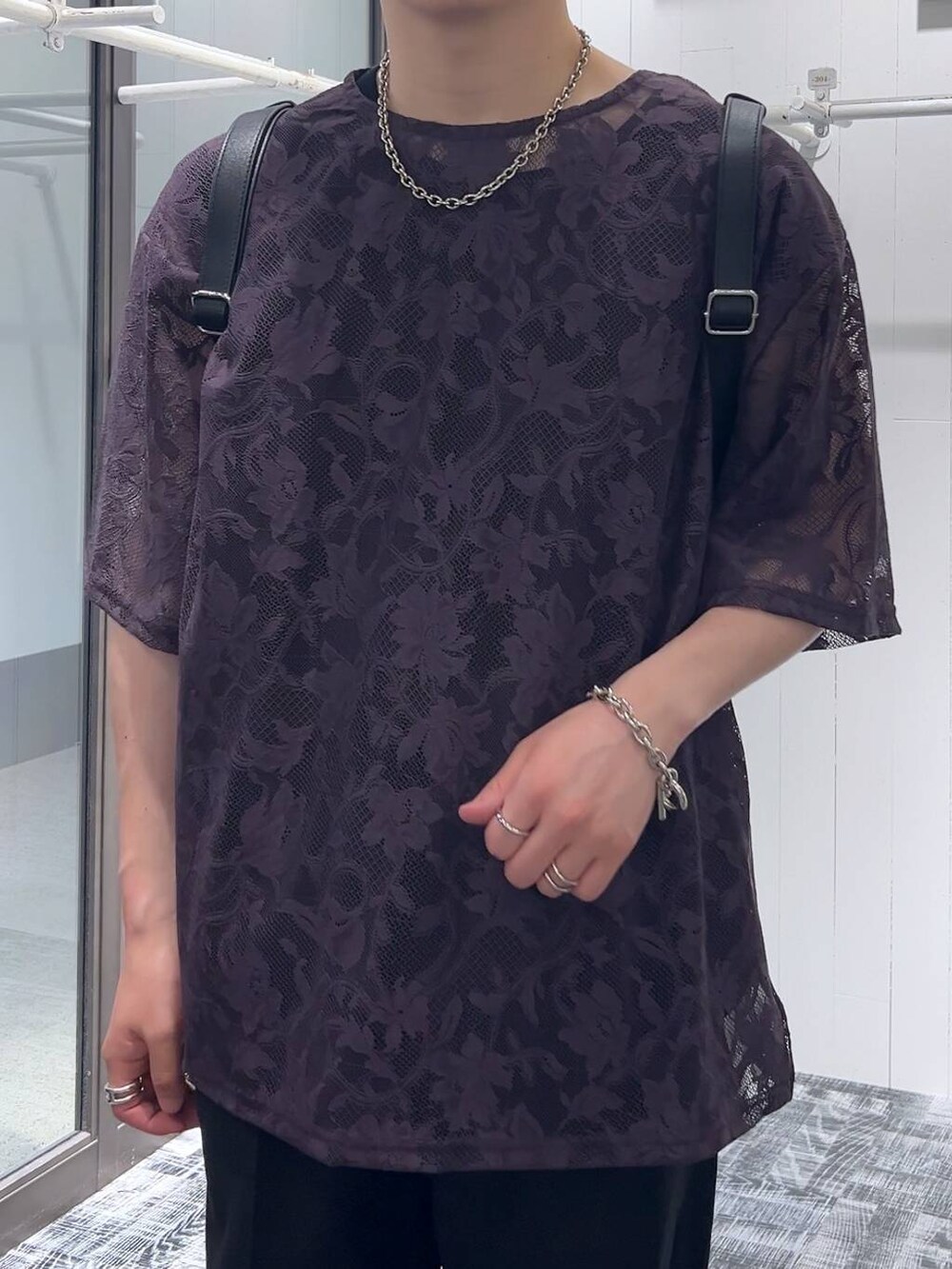 ブラック系のドレスシューズ、パープル系のTシャツ/カットソー、ブラック系のショルダーバッグを着用したメンズの夏コーディネートの4枚目の写真