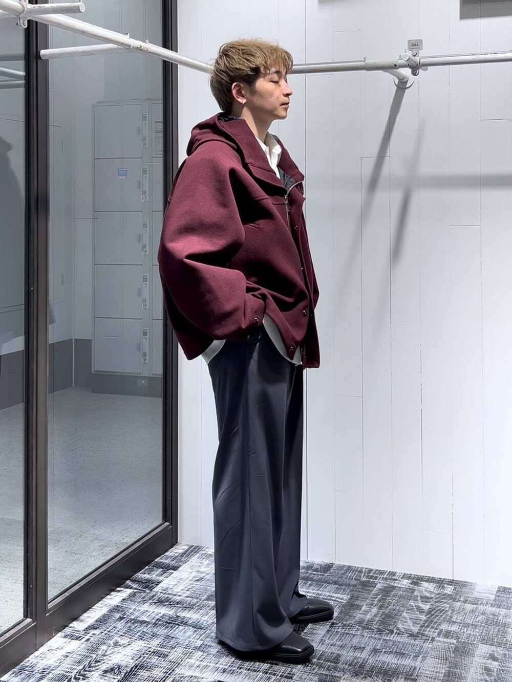 「低身長、きれいめ、モード、オーバーサイズ、HARE、スラックス、ブルゾン、シャツ、ワイドパンツ」｜「HAREの【SET UP対応】TOROMIシシュウシャツ(HARE)（シャツ/ブラウス、ホワイト系）」を使った、HARE     もりたいさん（メンズ・168cm）の秋コーディネートの2枚目の写真