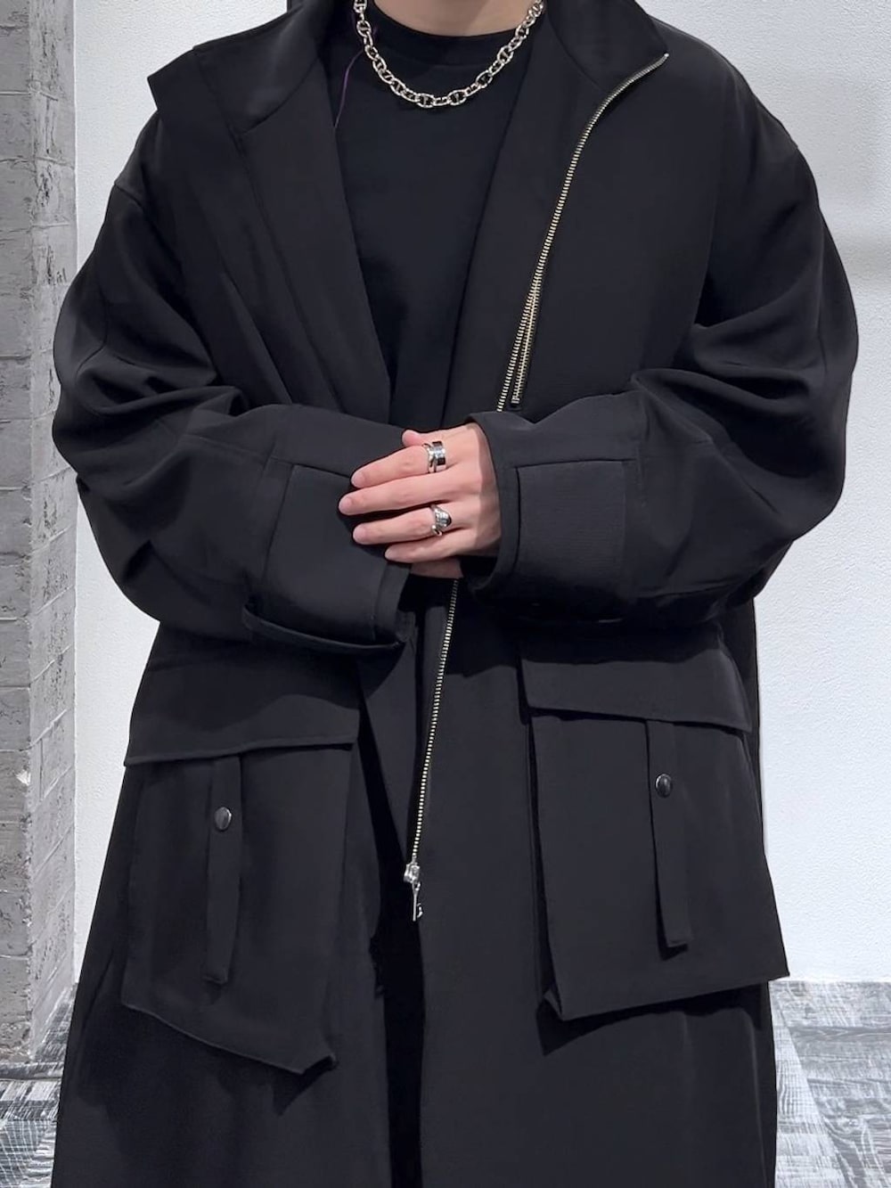 ブラック系のブーツ、ブラック系のトレンチコート、ブラック系のデニムパンツを着用したメンズの冬コーディネートの5枚目の写真