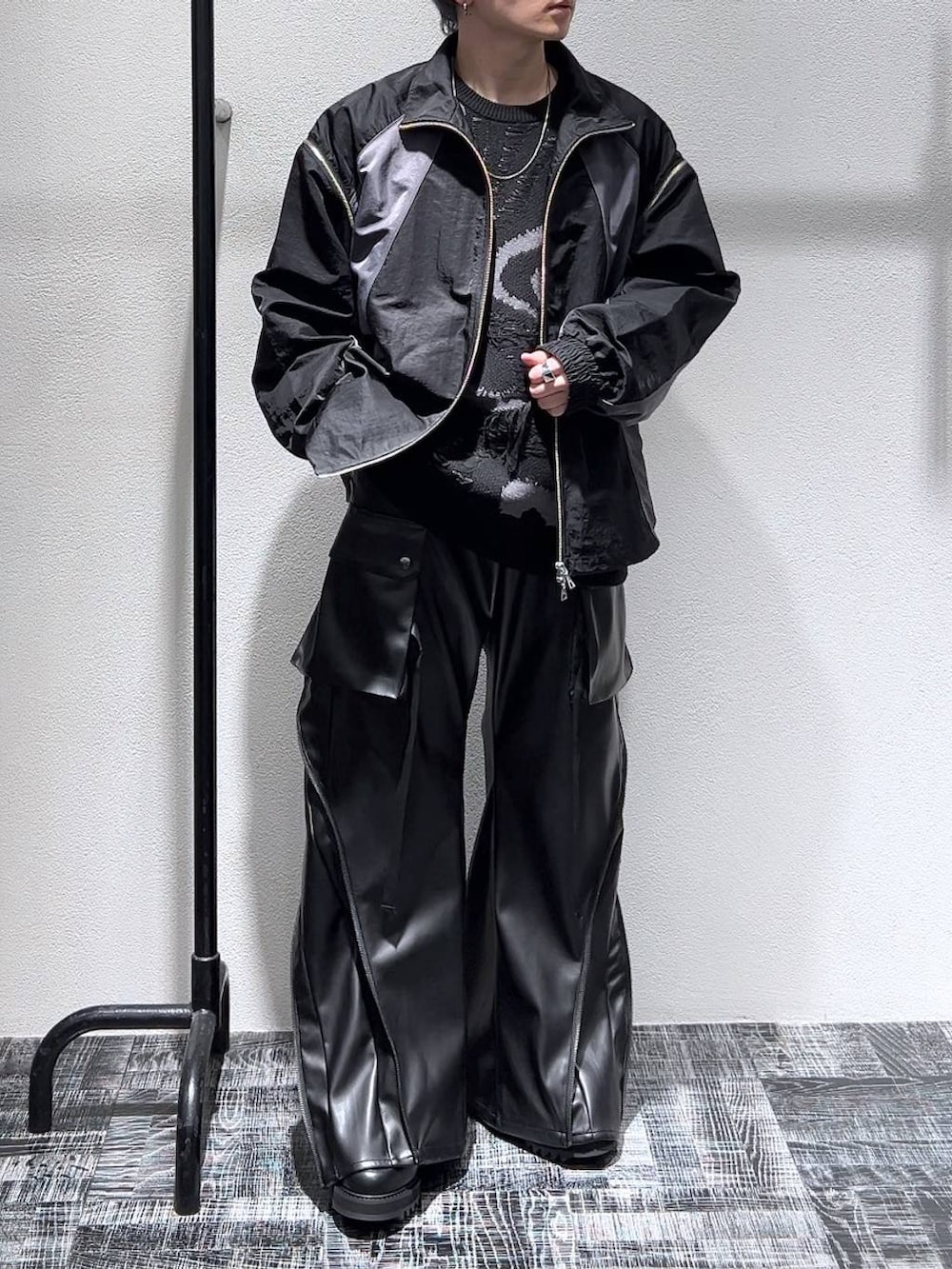 ブラック系のニット/セーター、ブラック系のドレスシューズ、ブラック系のブルゾンを着用したメンズの冬コーディネートの2枚目の写真